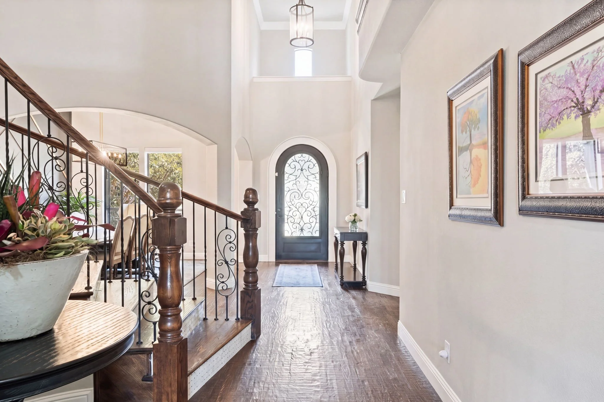 40-web-or-mls-2340ladycornwall-12-entry-foyer.jpg