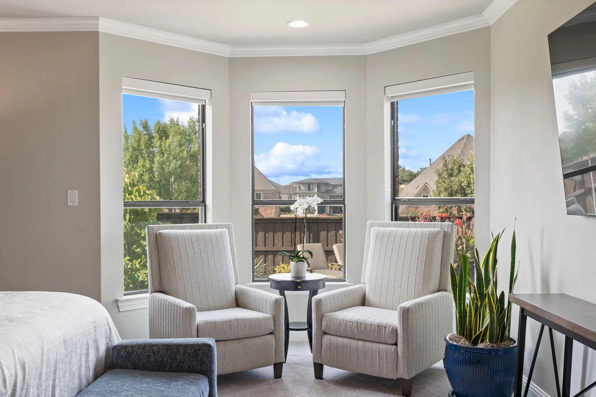 70-web-or-mls-2340ladycornwall-52-bedroom-sitting-area.jpg