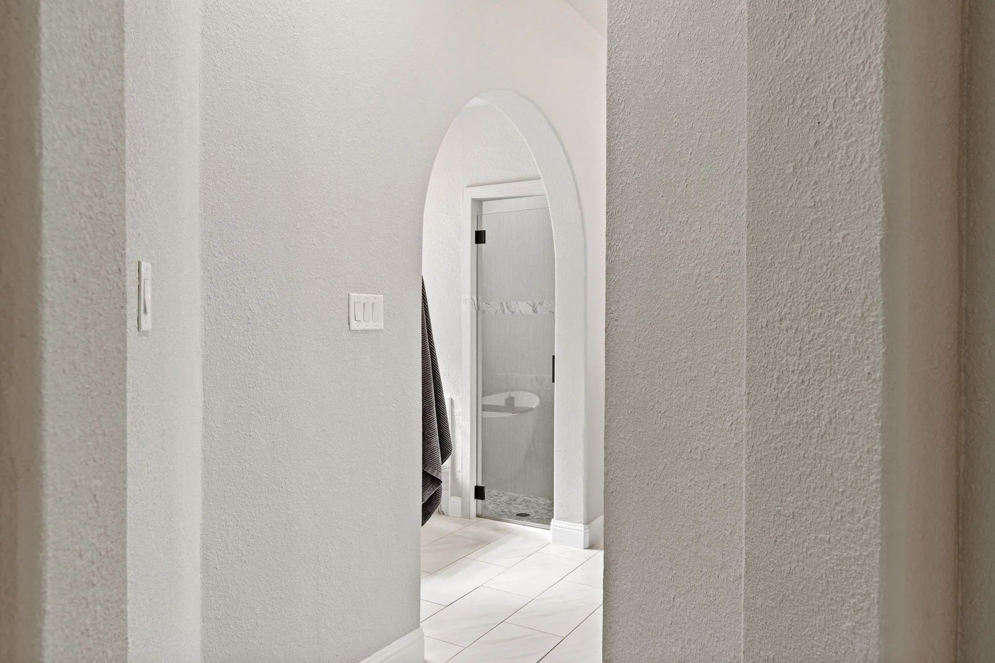 72-web-or-mls-2340ladycornwall-69-hallway-arch.jpg