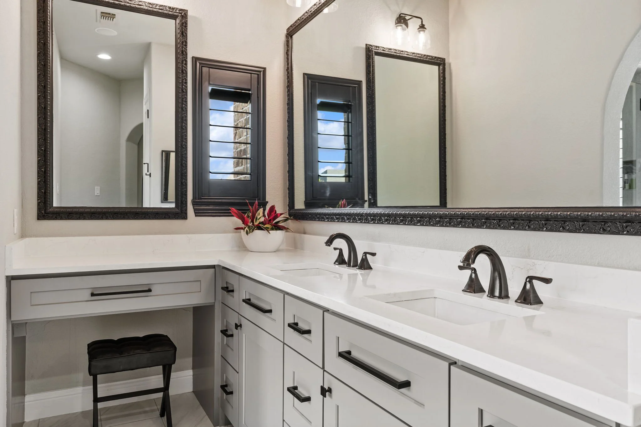 73-web-or-mls-2340ladycornwall-48-primary-bathroom.jpg