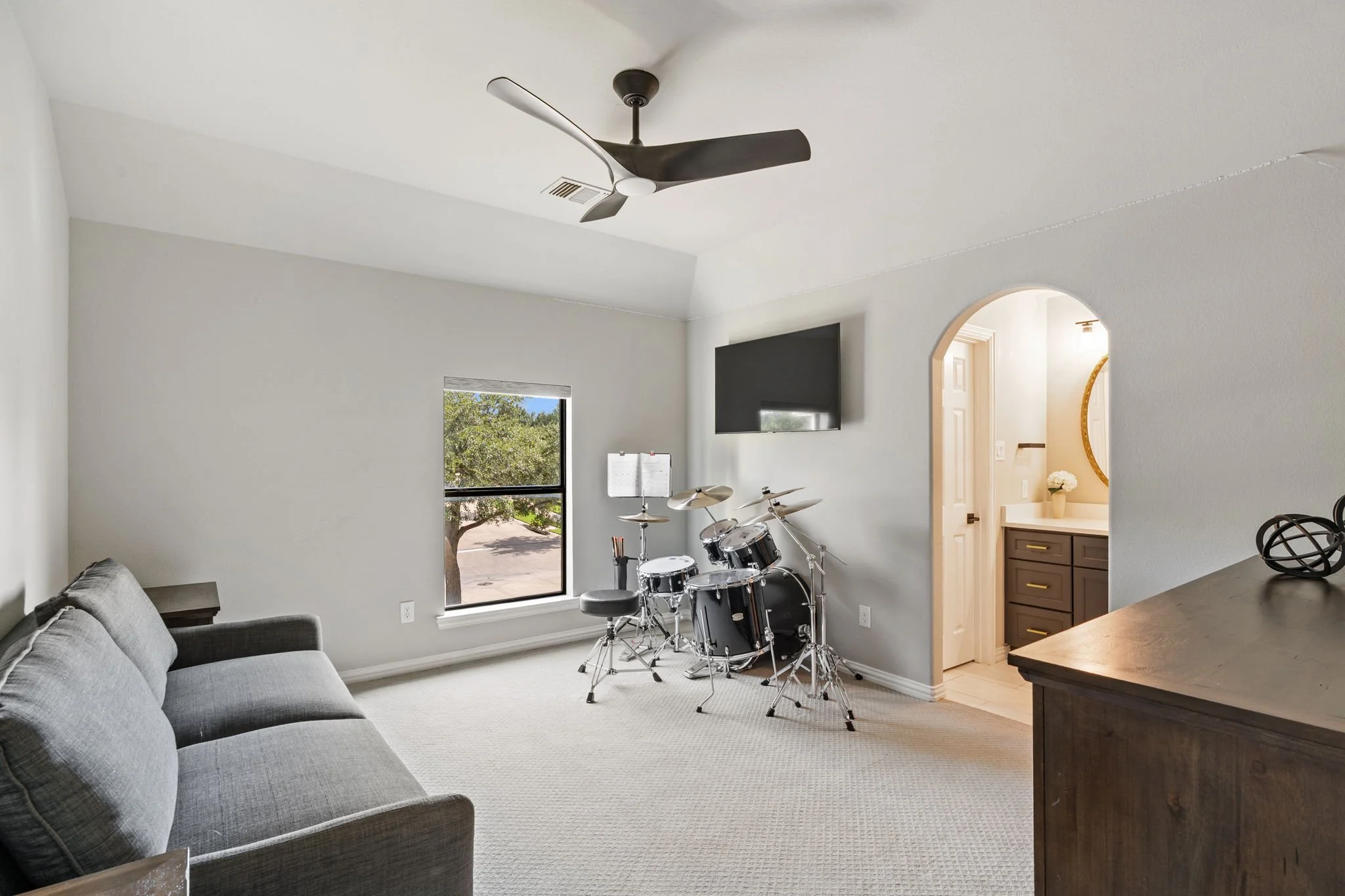 77-web-or-mls-2340ladycornwall-42-bonus-room.jpg