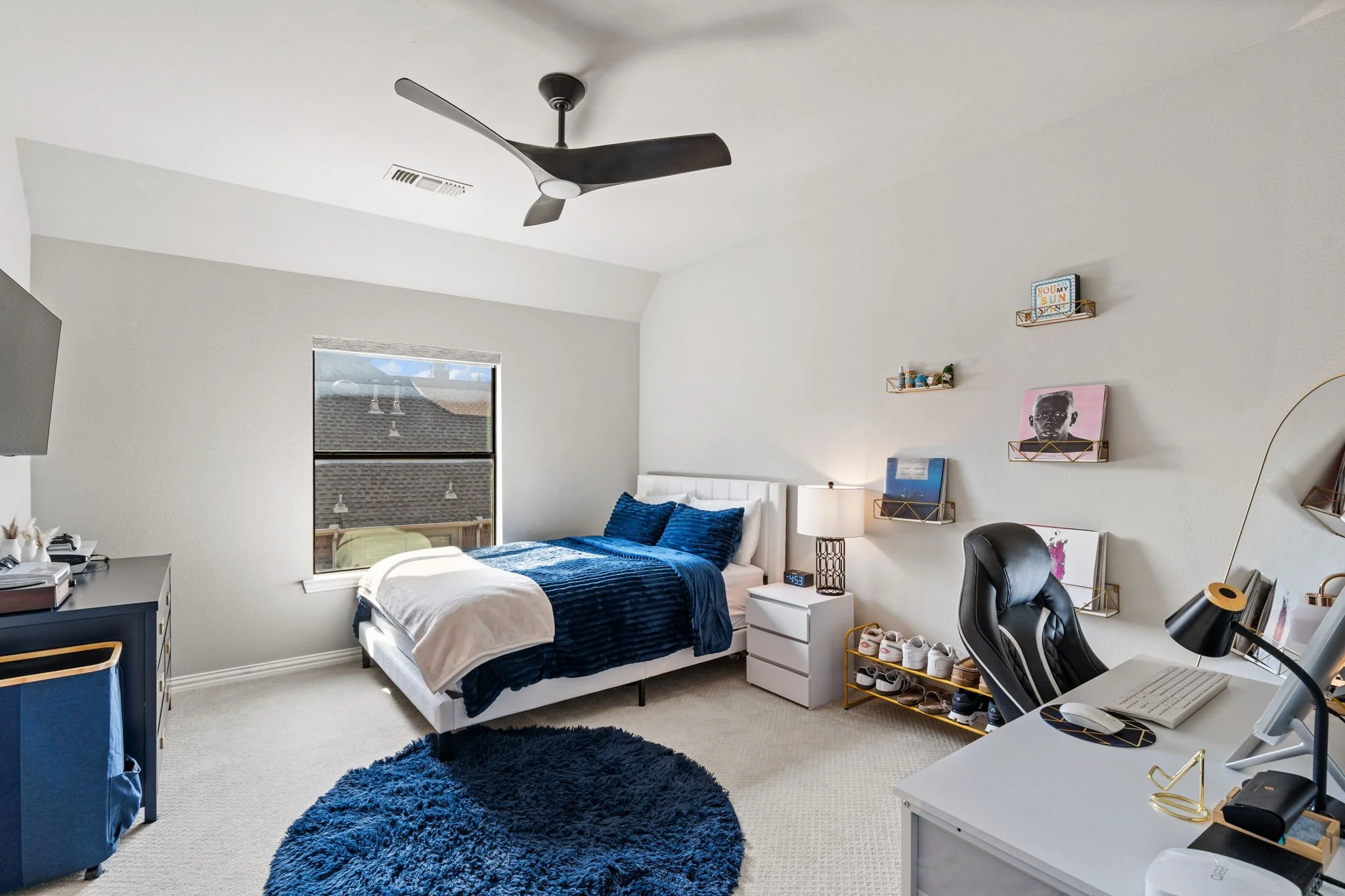 79-web-or-mls-2340ladycornwall-53-secondary-bedroom.jpg