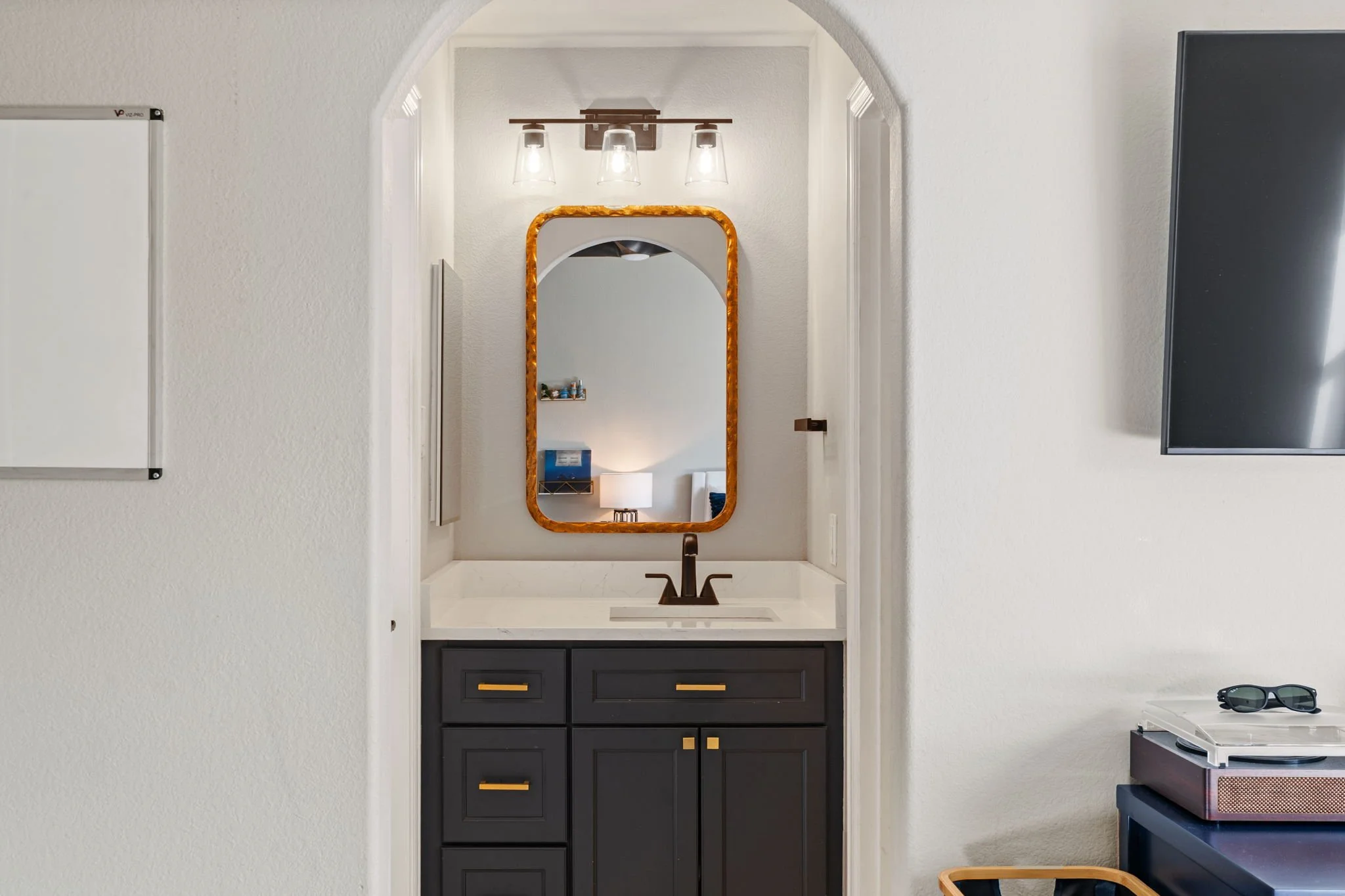 80-web-or-mls-2340ladycornwall-59-half-bath.jpg