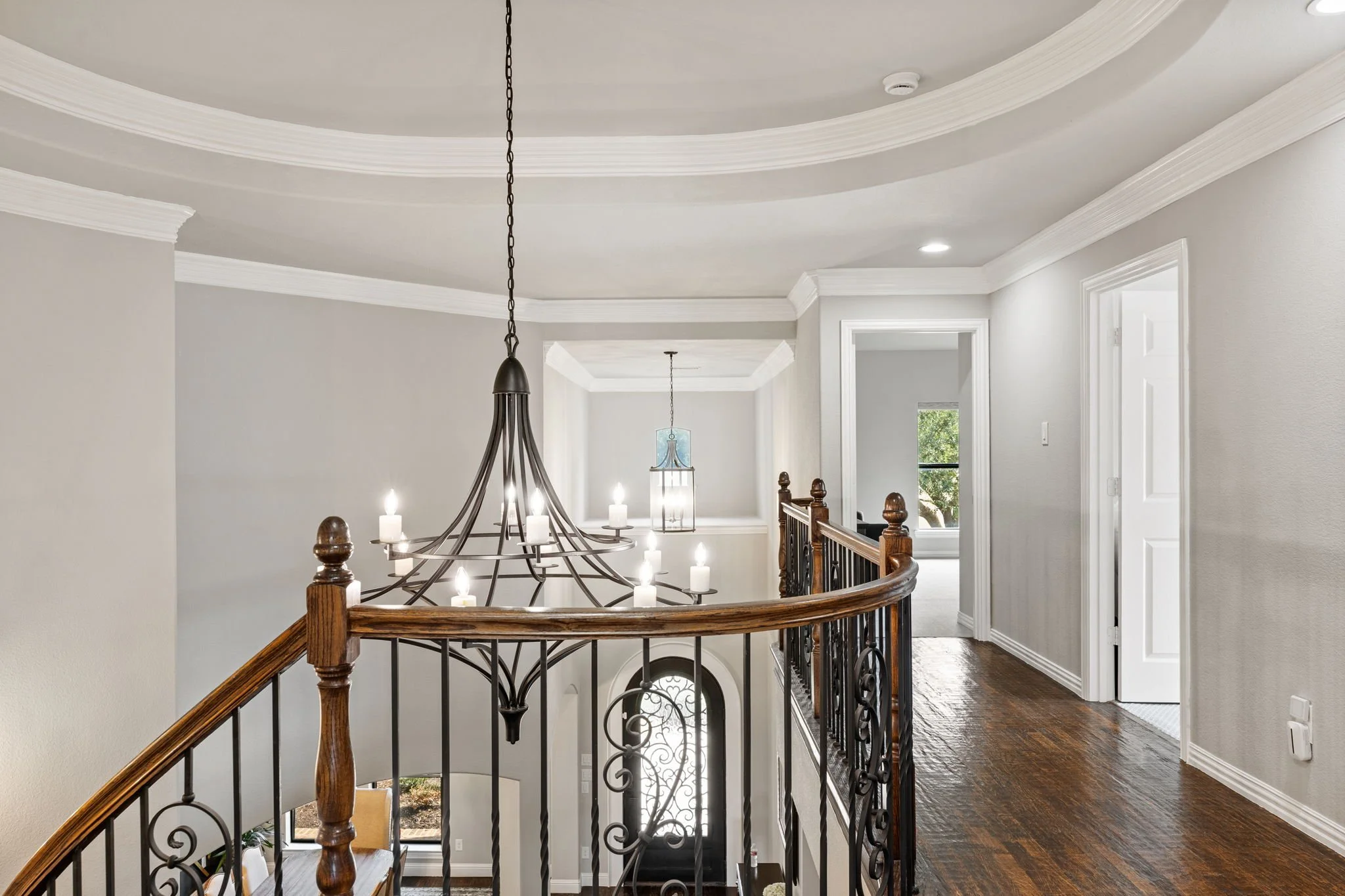 82-web-or-mls-2340ladycornwall-62-staircase-landing.jpg