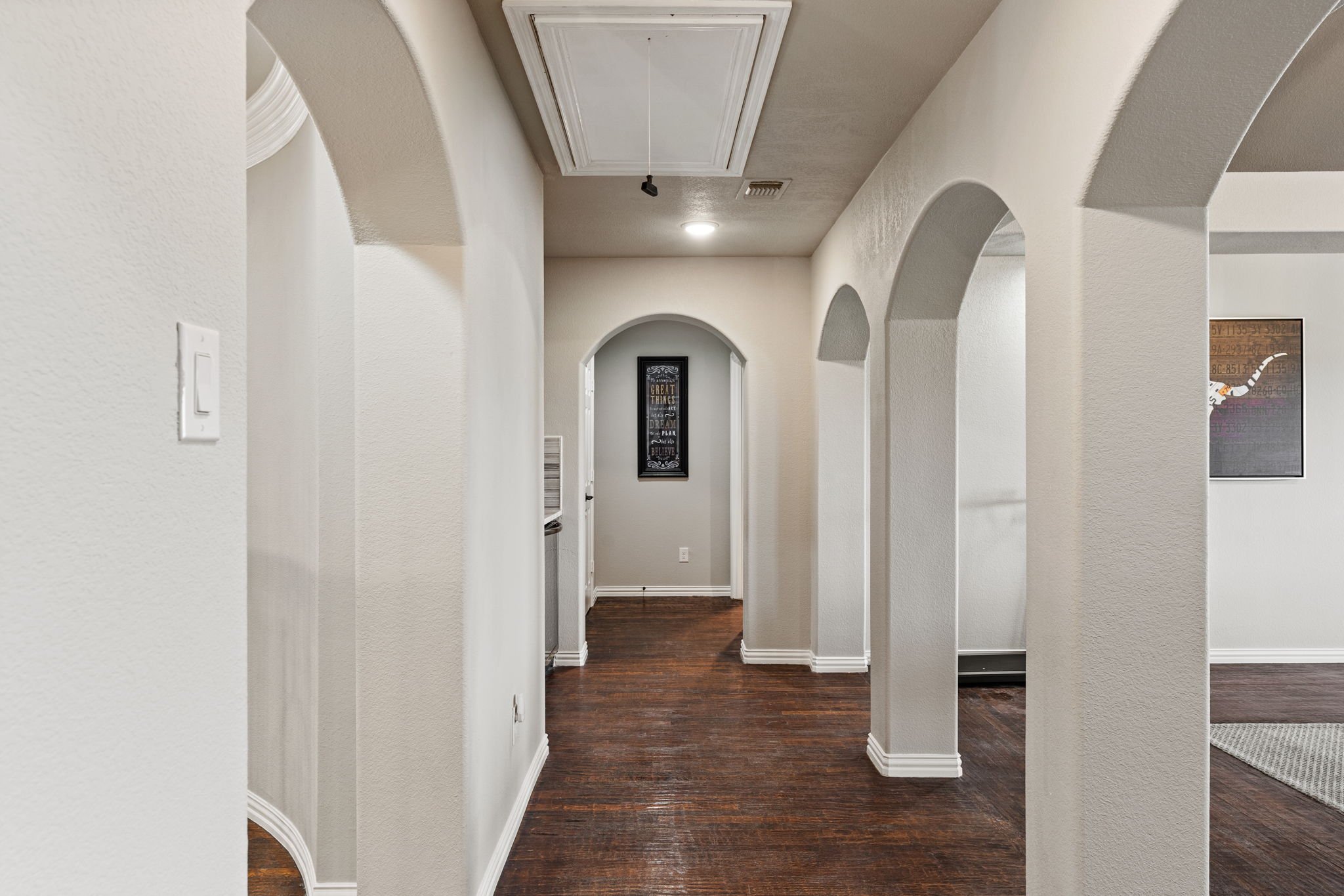 84-web-or-mls-2340ladycornwall-09-entry-foyer.jpg