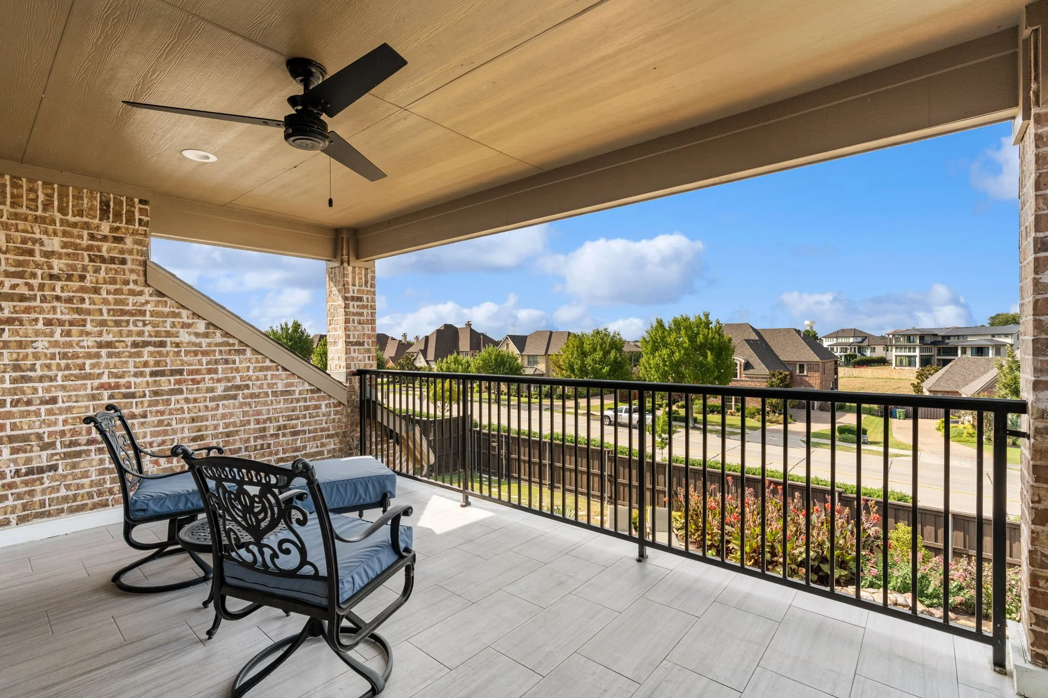 86-web-or-mls-2340ladycornwall-84-covered-balcony.jpg