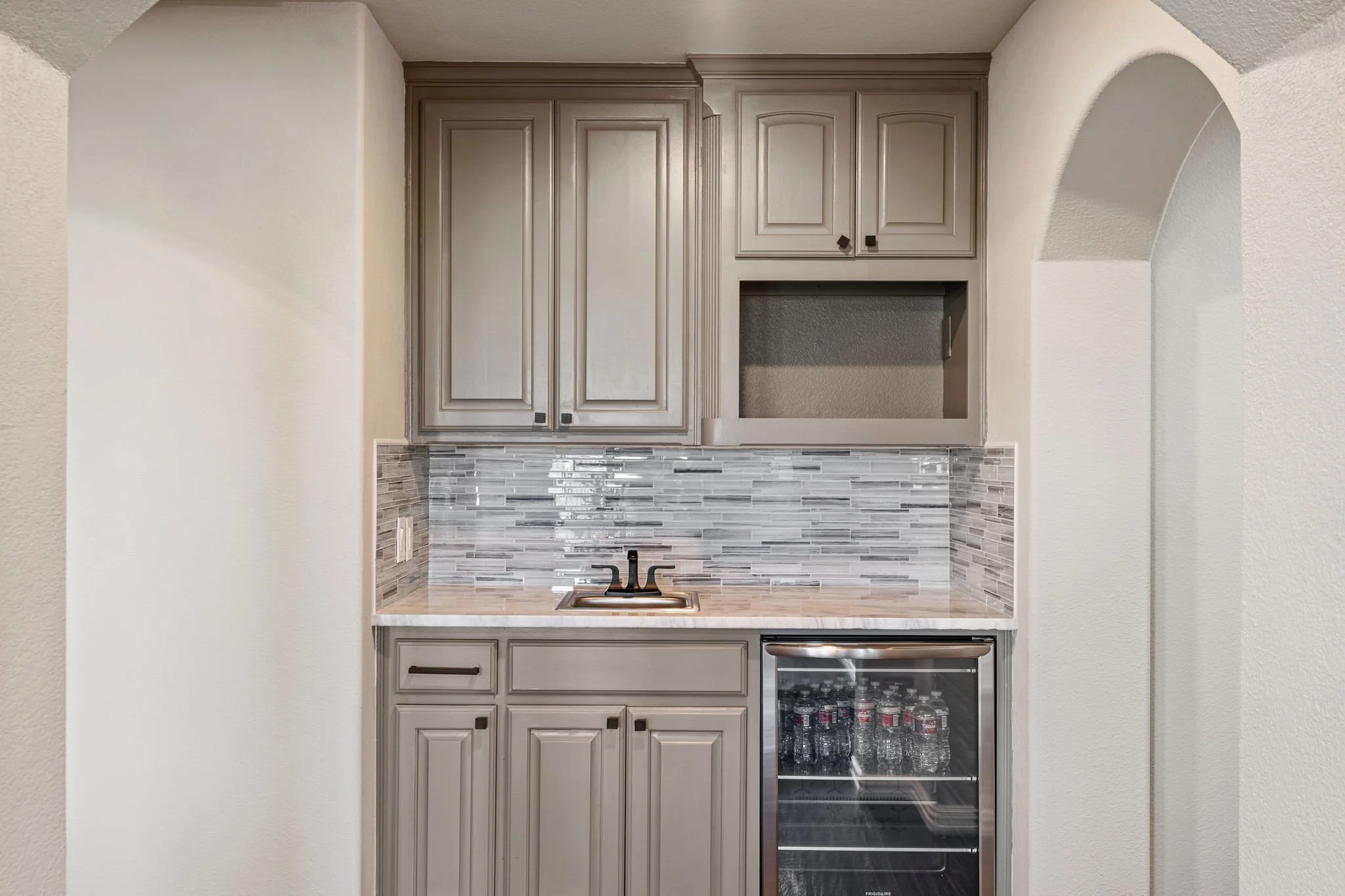 91-web-or-mls-2340ladycornwall-91-wet-bar.jpg