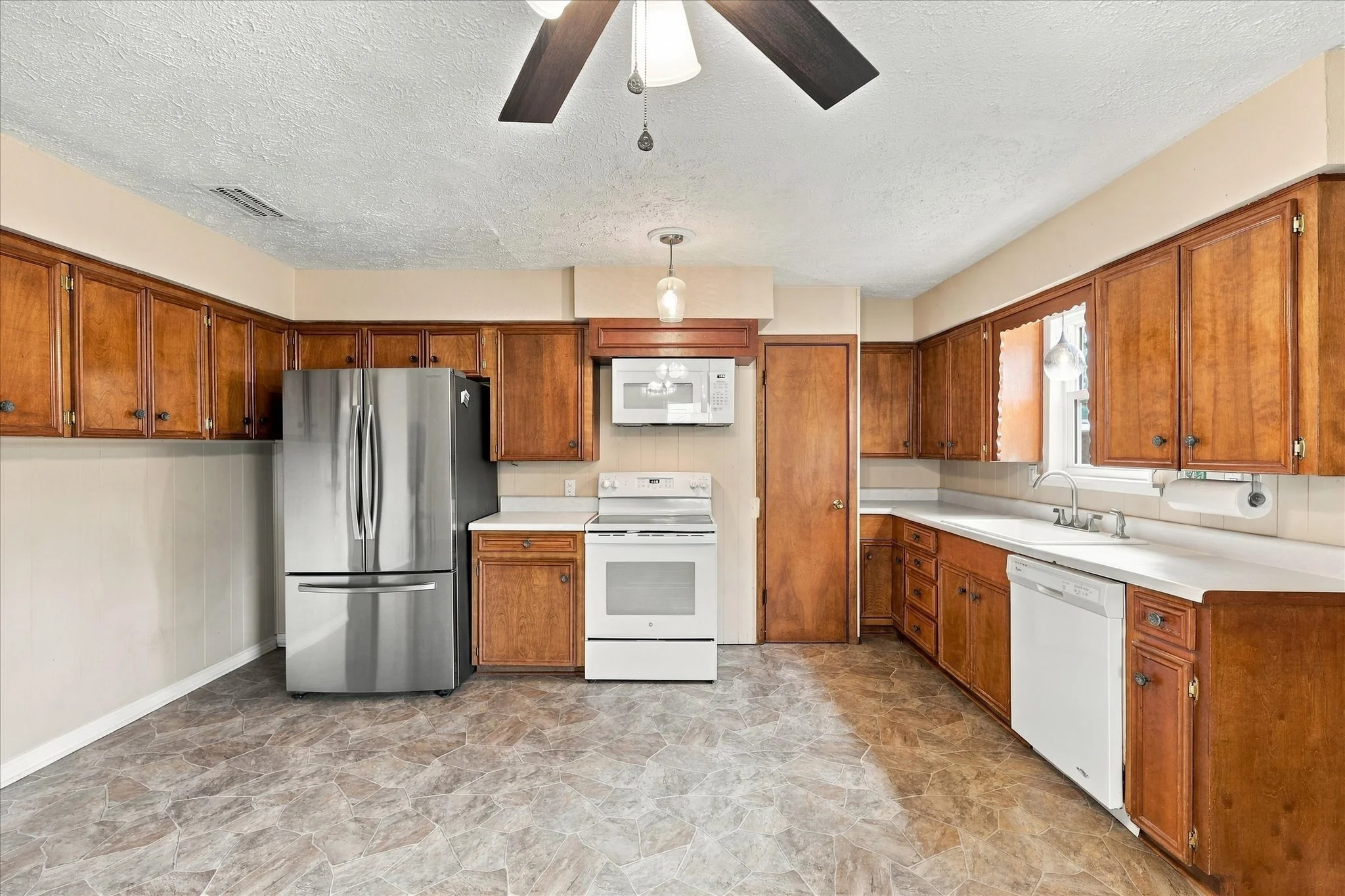 14-3202 Casino Dr_014.jpg