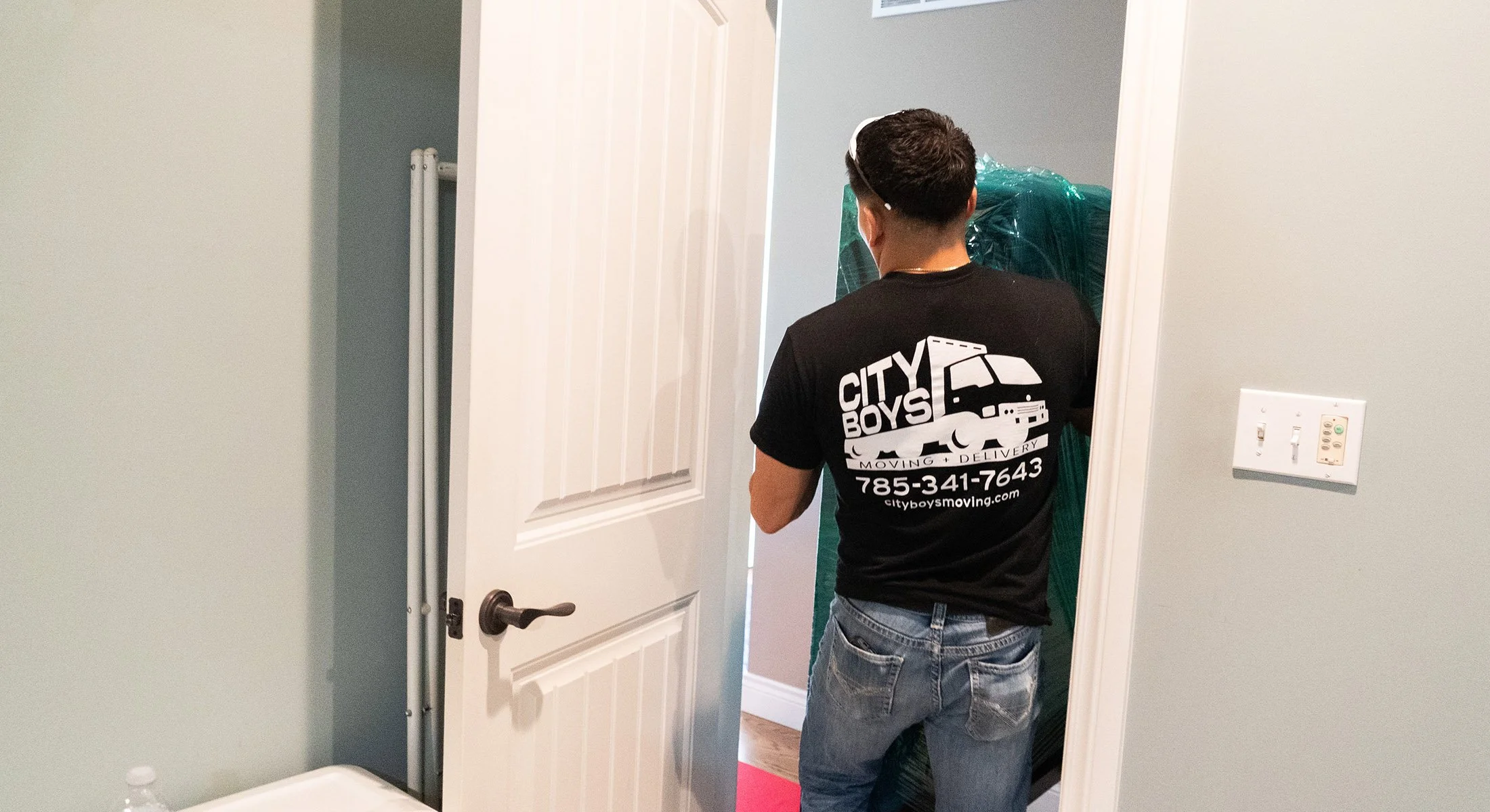 5 Reasons to Hire a Moving Company This Summer