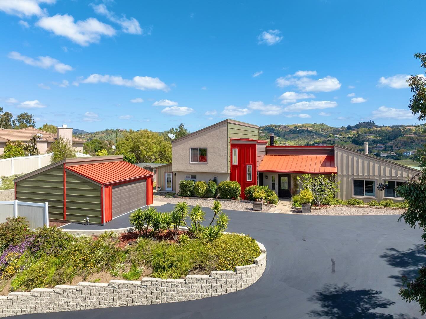 This cool fallbrook home had some daring colors that worked PERFECTLY with the build style of the home. What do you think? Love it or meh?