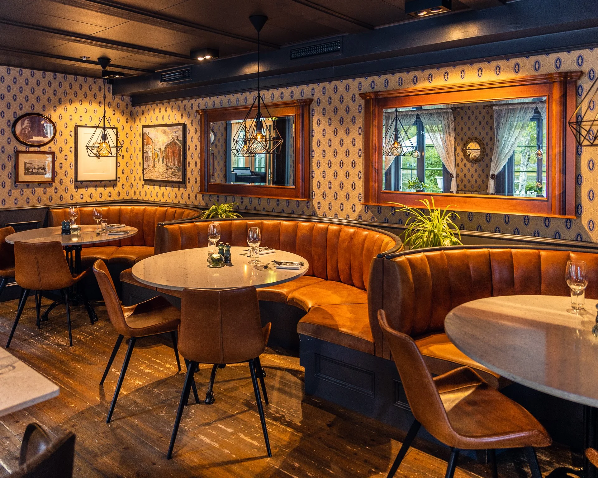 Ingenting er bedre enn &aring; trekke inn i v&aring;r lune og hyggelige restaurant n&aring;r v&aelig;ret er gr&aring;tt og surt. Unn deg selv litt hygge og bes&oslash;k oss denne helgen. 🤩