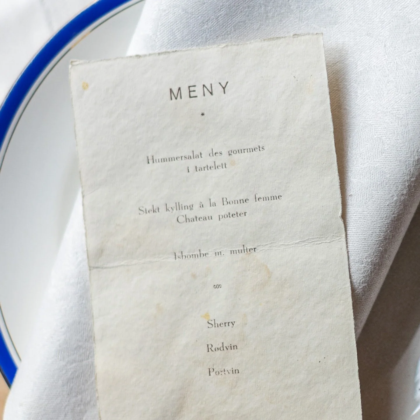 Selskapsmeny anno 1947 🔖 Menyen har kanskje endret seg litt, men mattradisjoner og yrkesstolthet har alltid preget hotellet v&aring;rt. Helst siden 1794! 

Vi har flere lokaler som er perfekte for sm&aring; og store tilstelninger. Har du noe du skul