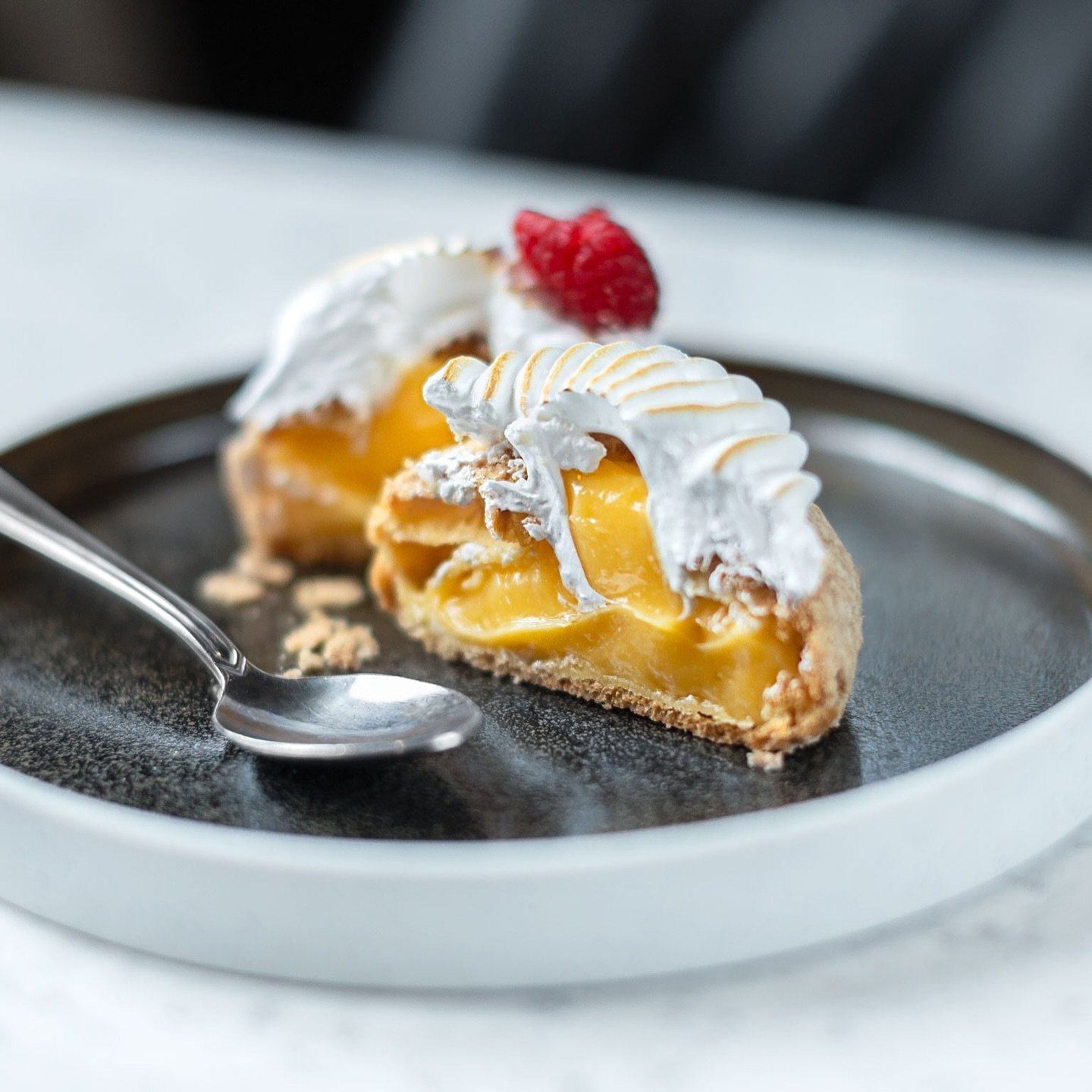 Vanskelig &aring; ikke la seg friste 🍰

#desserts #visithelgeland #mosj&oslash;en #fruhauganshotel