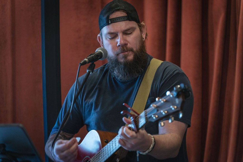 Colin Roberts performing live at Vino Mas