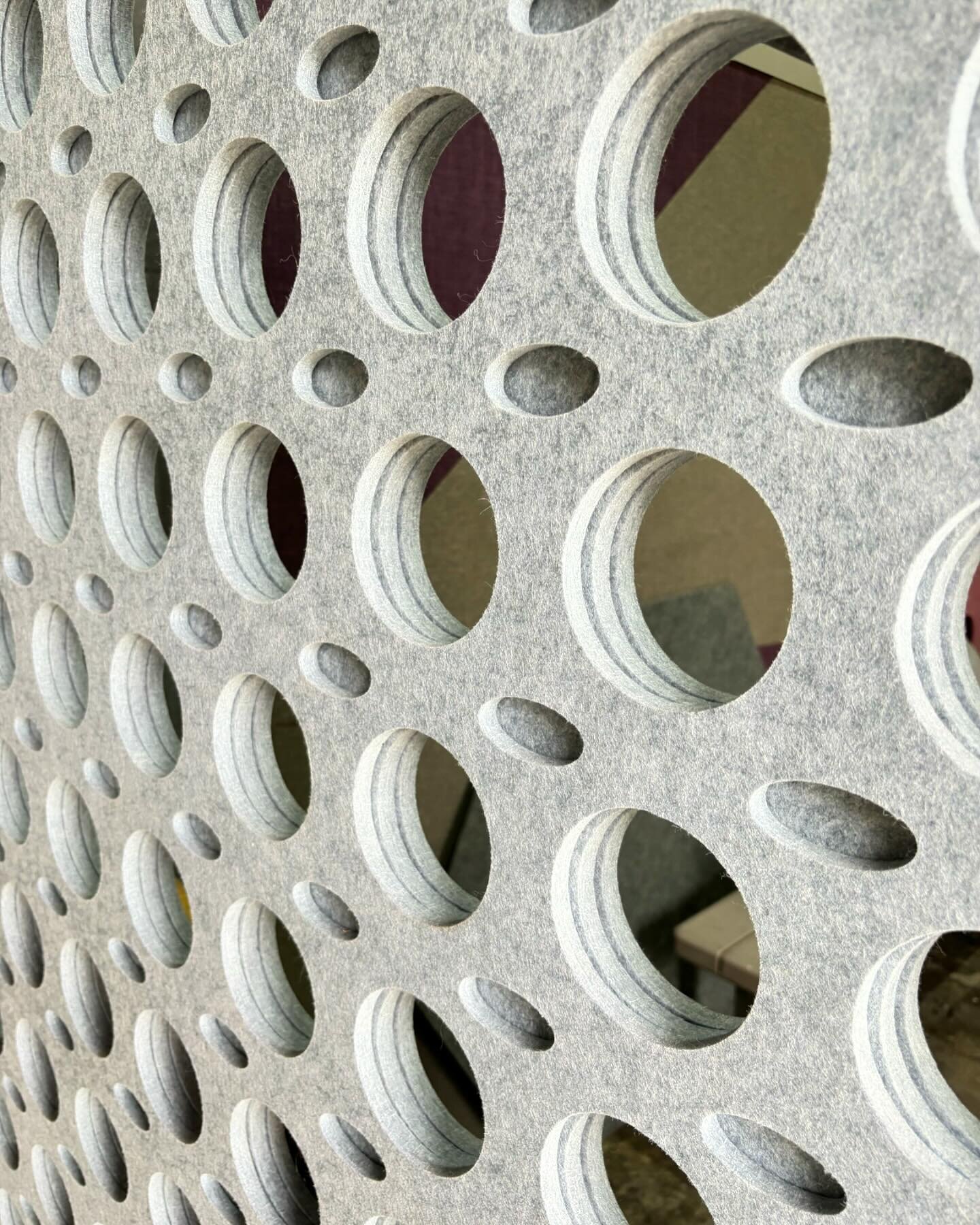 ¿Has prestado atención a los detalles sonoros en tu oficina? Descubre cómo la acústica puede mejorar tu ambiente de trabajo, uno sonido a la vez. 🎵🔍 #DetallesQueImportan #MejoraTuEntorno #aislante #construccion #arquitec