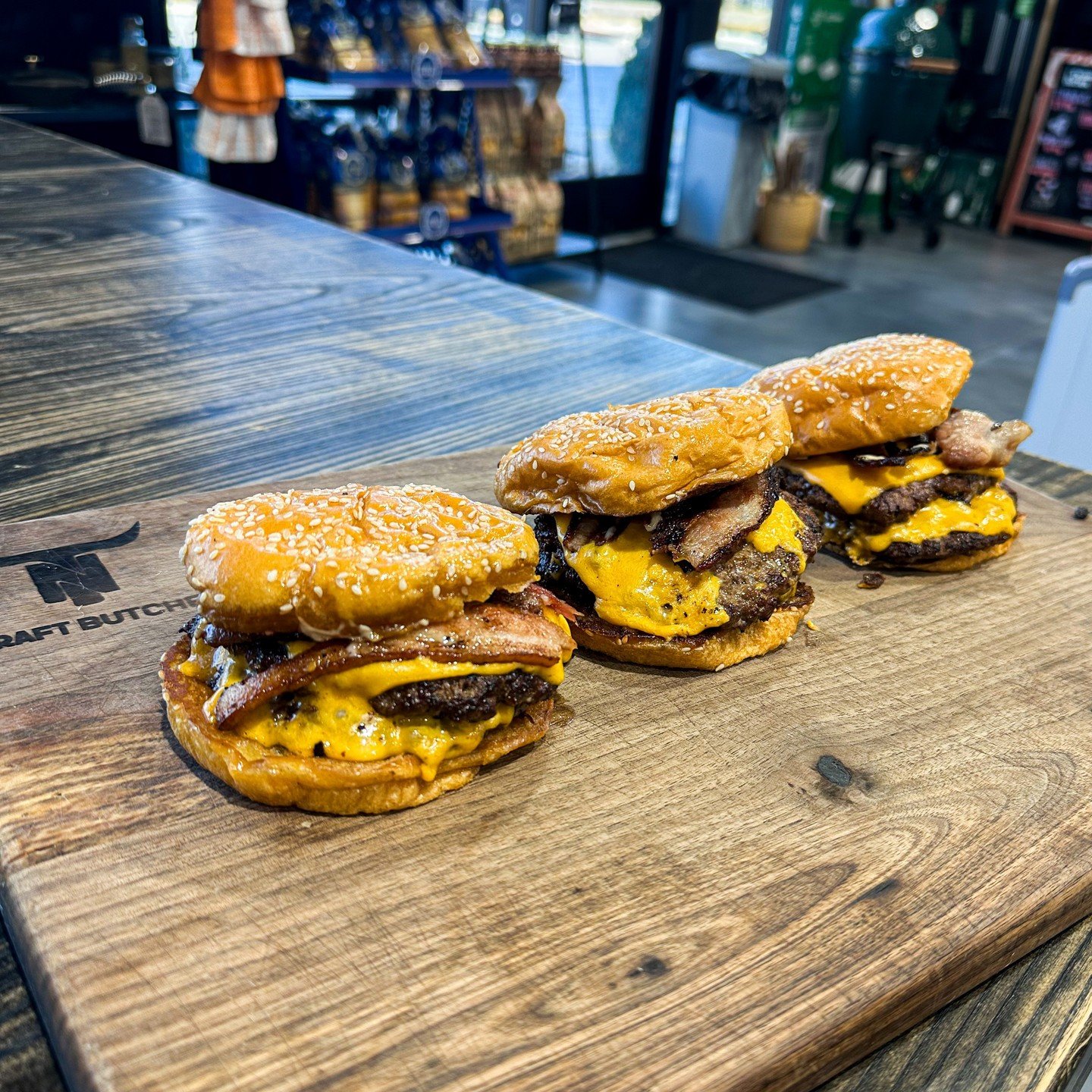 🔥 Hot Box Feature Today 🔥
TCB Smash Patty Goodness
Double smash patty, sesame seed buns, jalape&ntilde;o bacon, bacon aioli, and buns toasted in beef tallow.