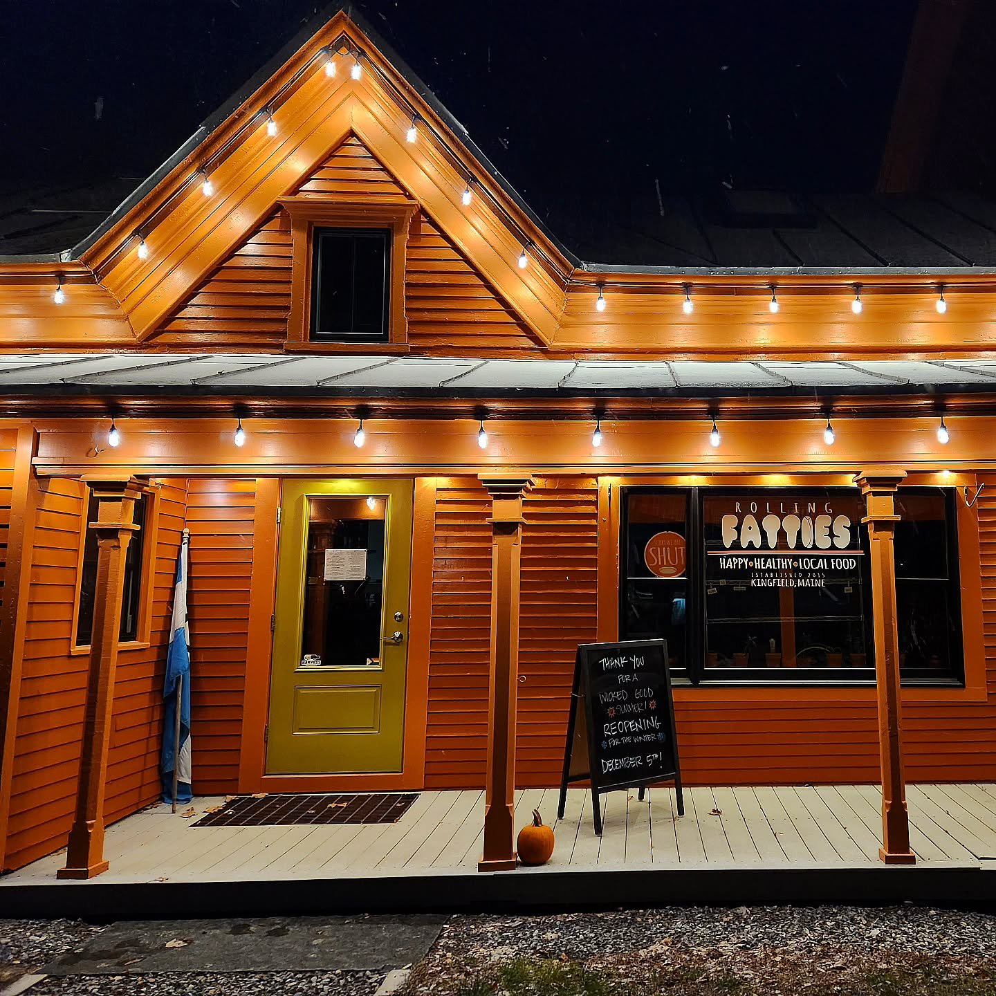 Can you see that snow? Just a little, right there? It's happening!❄️❄️❄️

#kingfieldmaine 
#letitsnow