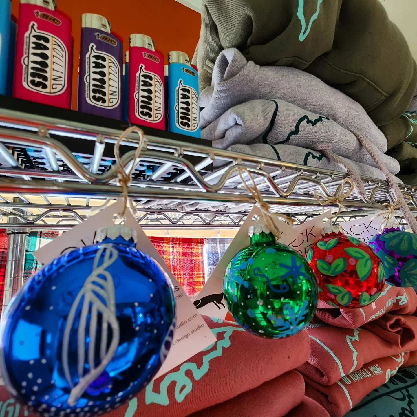 👕🏷💲We're having a holiday sale! Woot! Thursday-Sunday this week enjoy 10% off gift certificates (major deal if you want to buy fatties for the winter) and 20% off our current swag stock. These sales are cash only and only available at the restaura