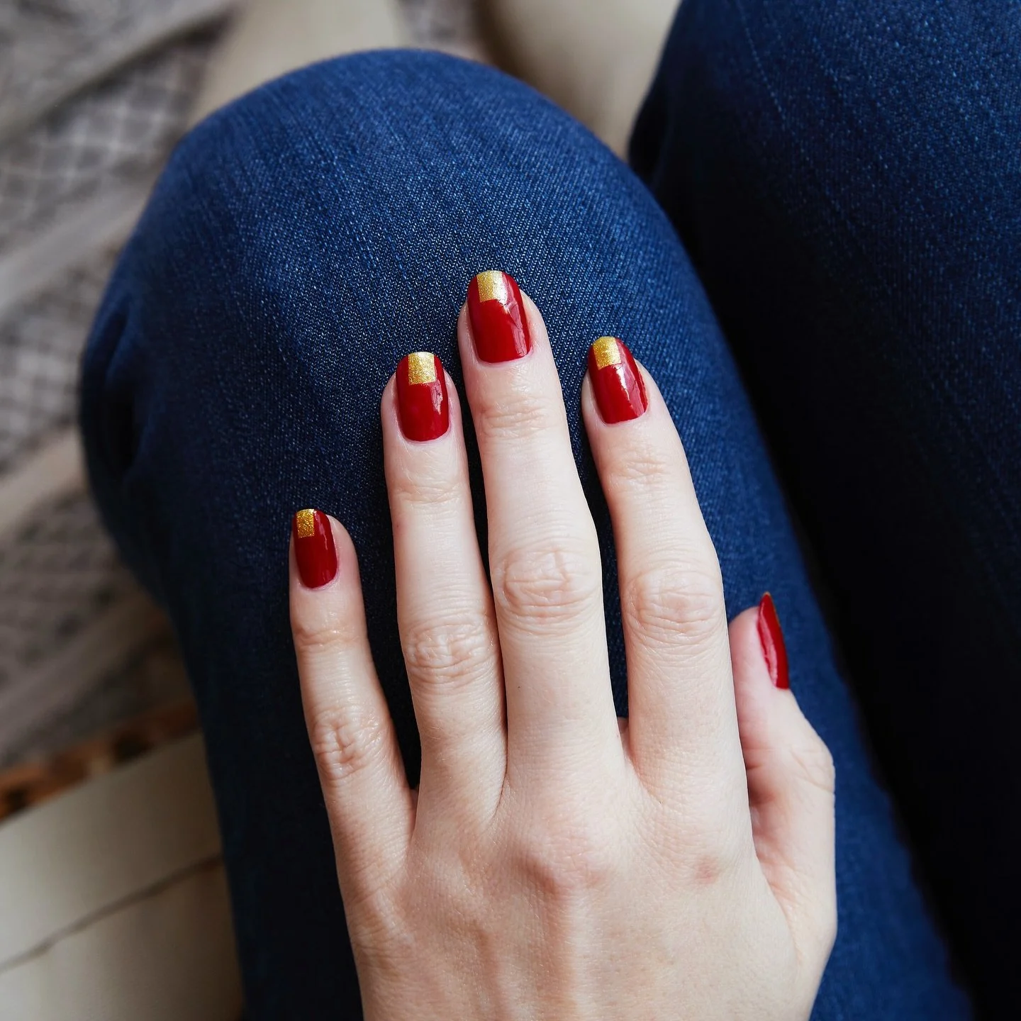 Classic red meets luxe gold, perfectly wrapped for the season. A tiny gift on every fingertip. 🎁 

#nailart #mani #oakland #nails #holiday