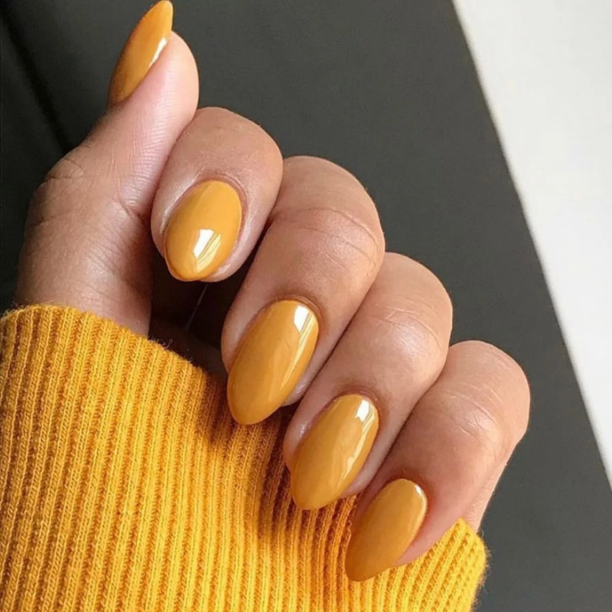 Grey skies, glossy nails. Cozy up with a warm manicure this week 🧡🌧️

#manipedi #cozy #fall #nails #manicure #oakland #rockridge