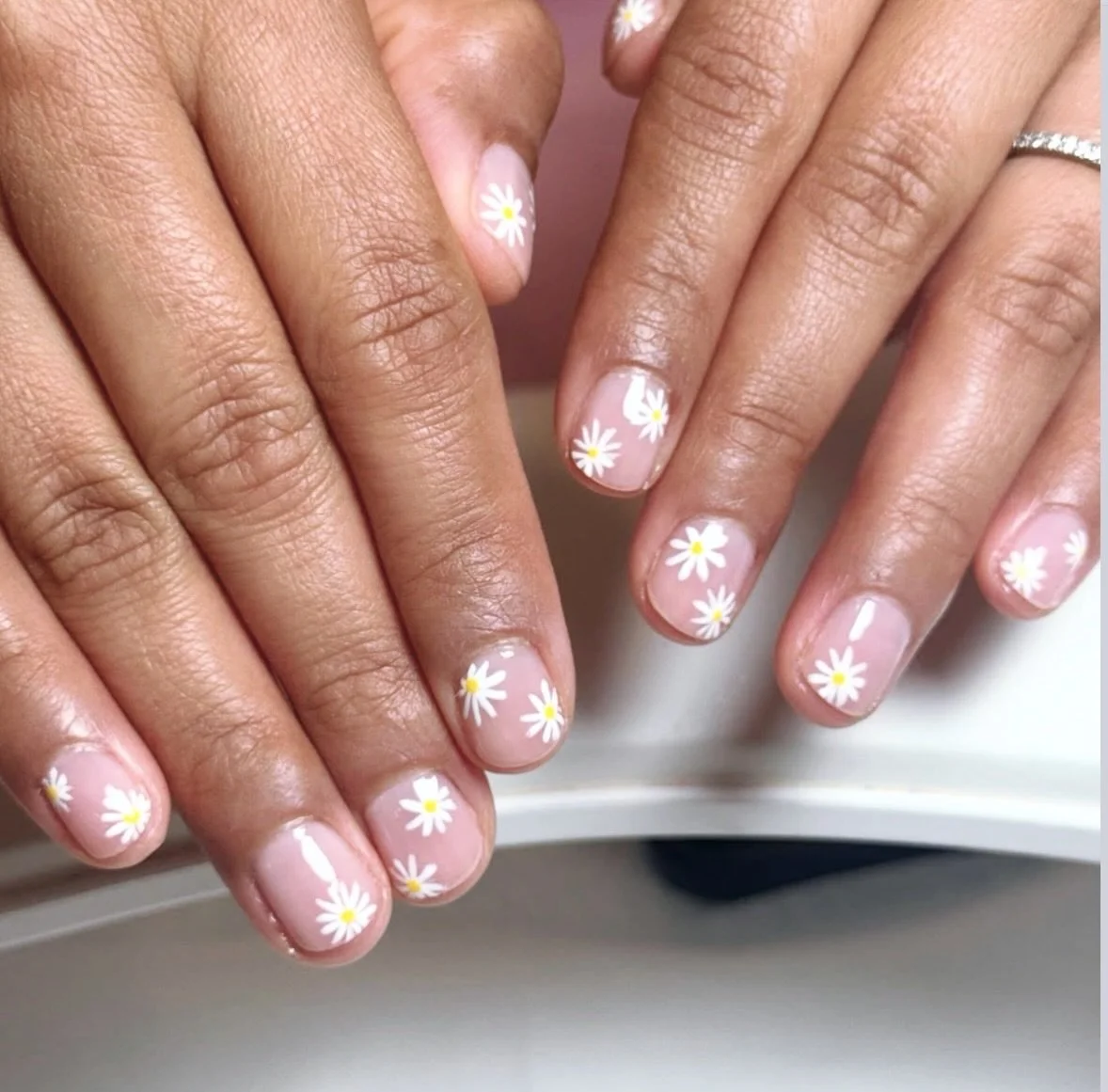 Tiny daisies blooming across naturally beautiful nails. A delicate design inspired by art, joy, and the beauty found in life&rsquo;s smallest details. 🌼🤍 Nails by @guchisets