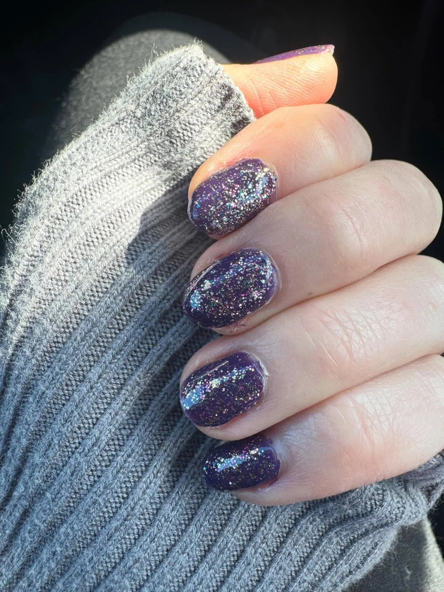 Happiest of Birthdays to my dear sis from the South, @cellopes 😊. I hope you have the BEST birthday ever!!! 🥳🎂🎉 

For my nails, I used:
@1422designs Refrigerator Canyon (no longer available)
@jamberry (super old glitter that the name fell off!😬)