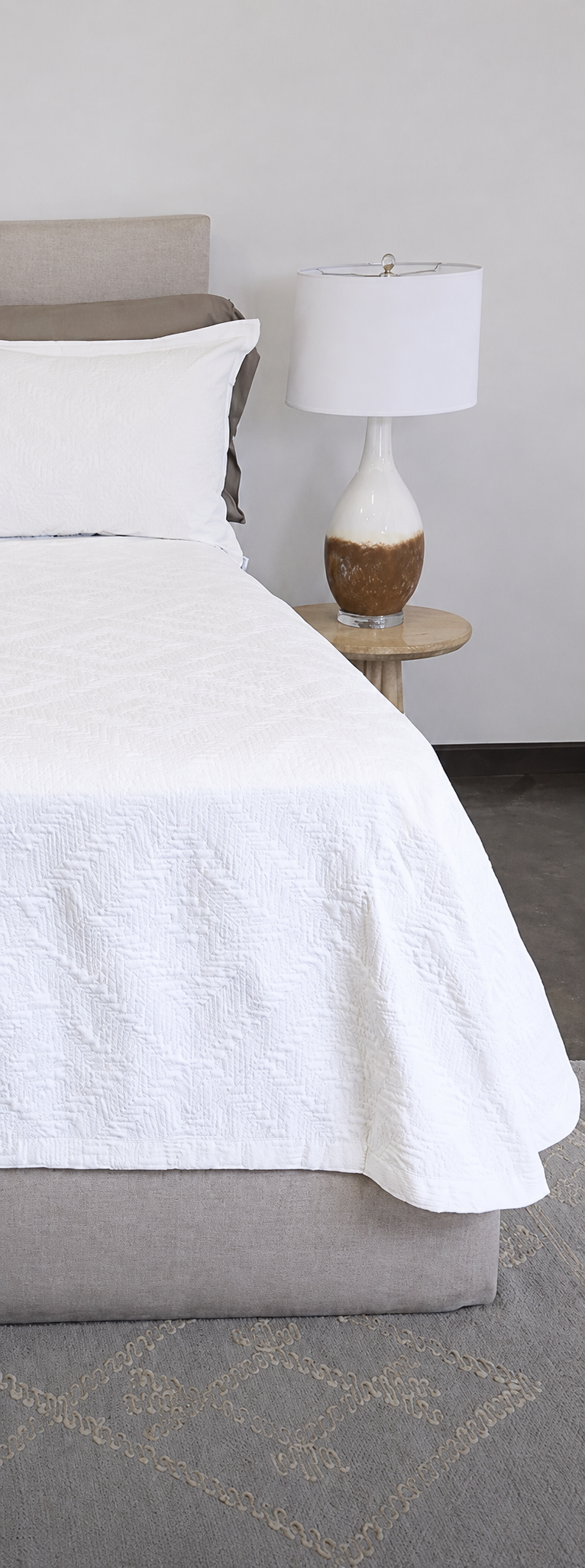 Dormitorio elegante con cama gris.png