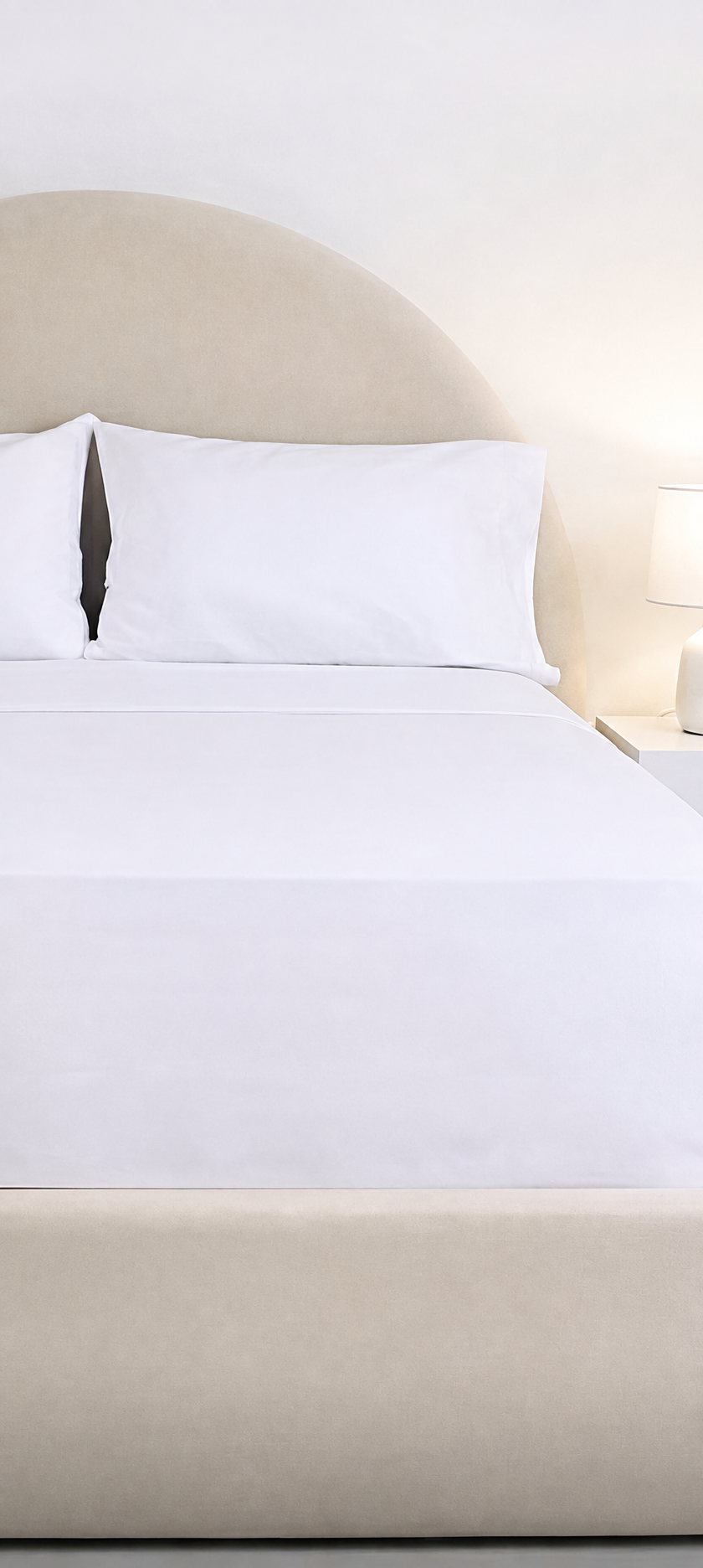 Dormitorio de lujo con cama blanca.png