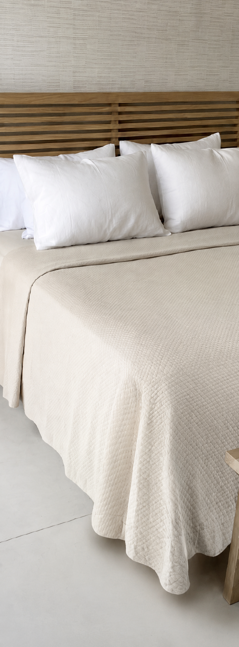 Dormitorio cálido con cama elegante.png
