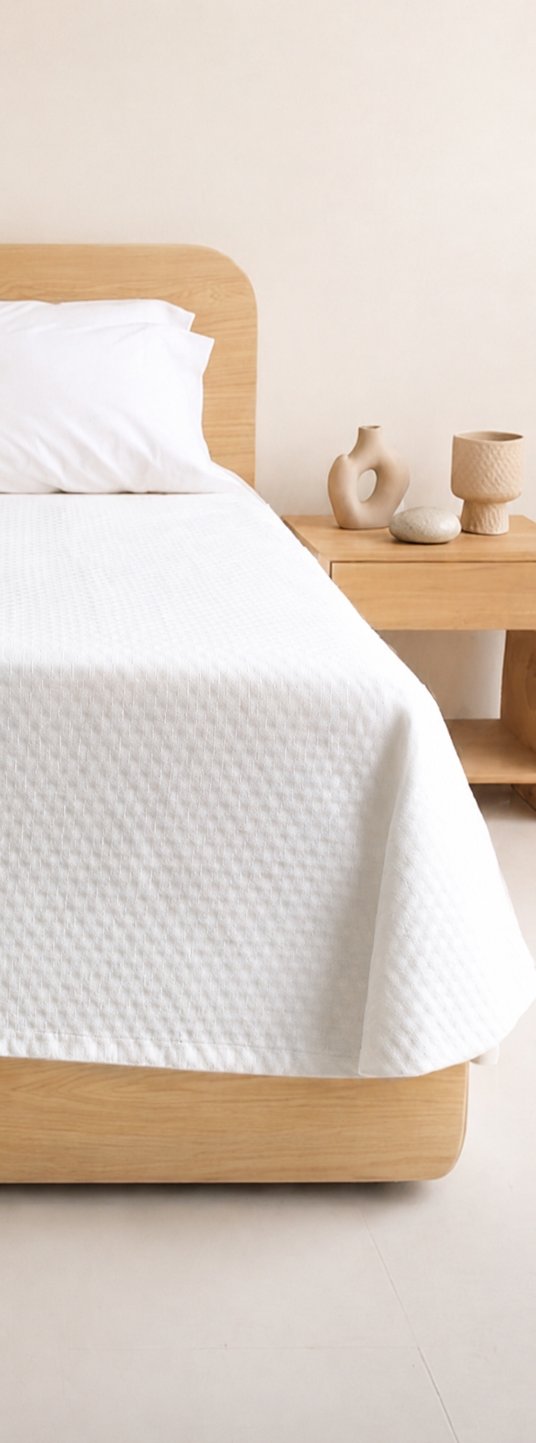 Dormitorio sereno con cama de madera(1).png