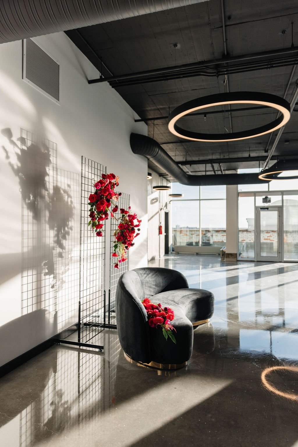 Industrial chic meets vibrant florals.
.
Our Fourth floor event venue has beautiful natural lighting that shines through floor-to-ceiling windows from both sides of the building. We love the way this lighting makes this stunning floral arrangement po