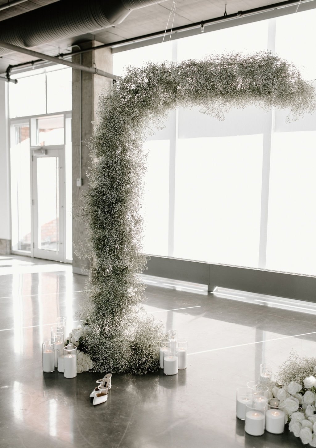 What a stunning floral arch! We love the way the candles and bright white lighting compliment each other so well. The contrast between the matte black ceiling and brightness of the arrangement complete this setting so beautifully!
.
. 
#yeg #yegevent