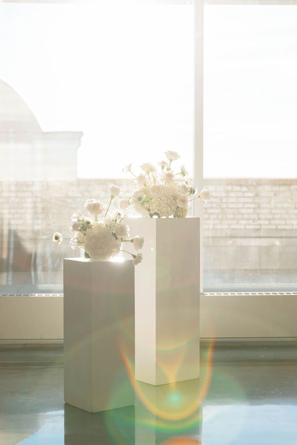The white flowers look stunning on these uneven podiums. The light coming in from the south facing windows creates such a warm atmosphere and really makes this arrangement stand out.
.
. #yegweddingvenue #yegwedding #wedding #venue #romanticwedding #