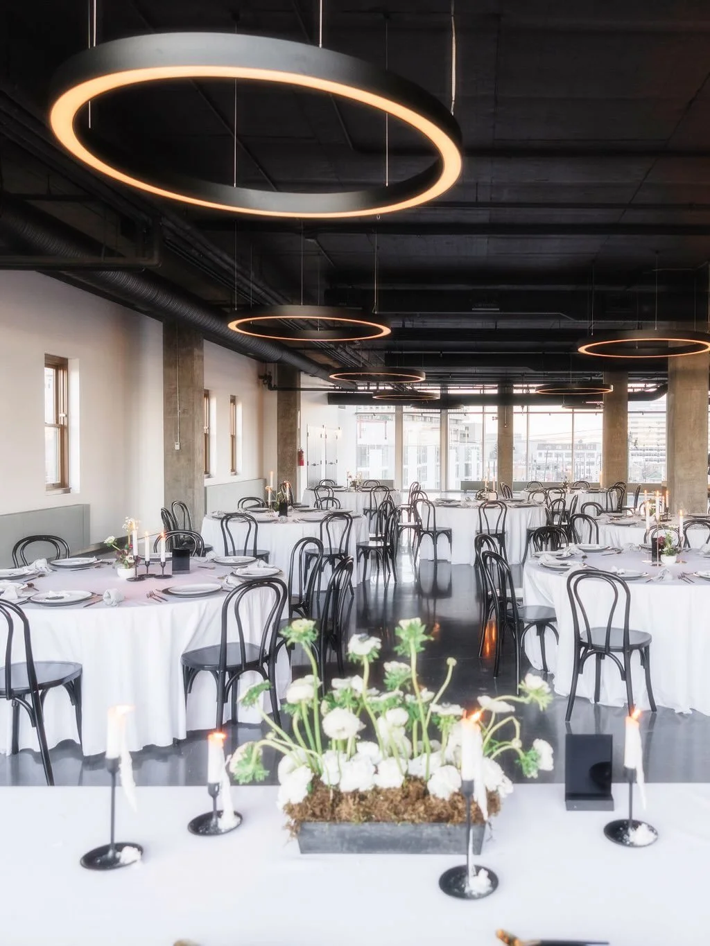 Planning an event? Let&rsquo;s talk table vibes 🤍🖤

Do you prefer white tablecloths for that clean, timeless elegance &mdash; or black for a bold, modern look?

White keeps things fresh and classic ✨
Black brings the drama and sophistication 🖤

At