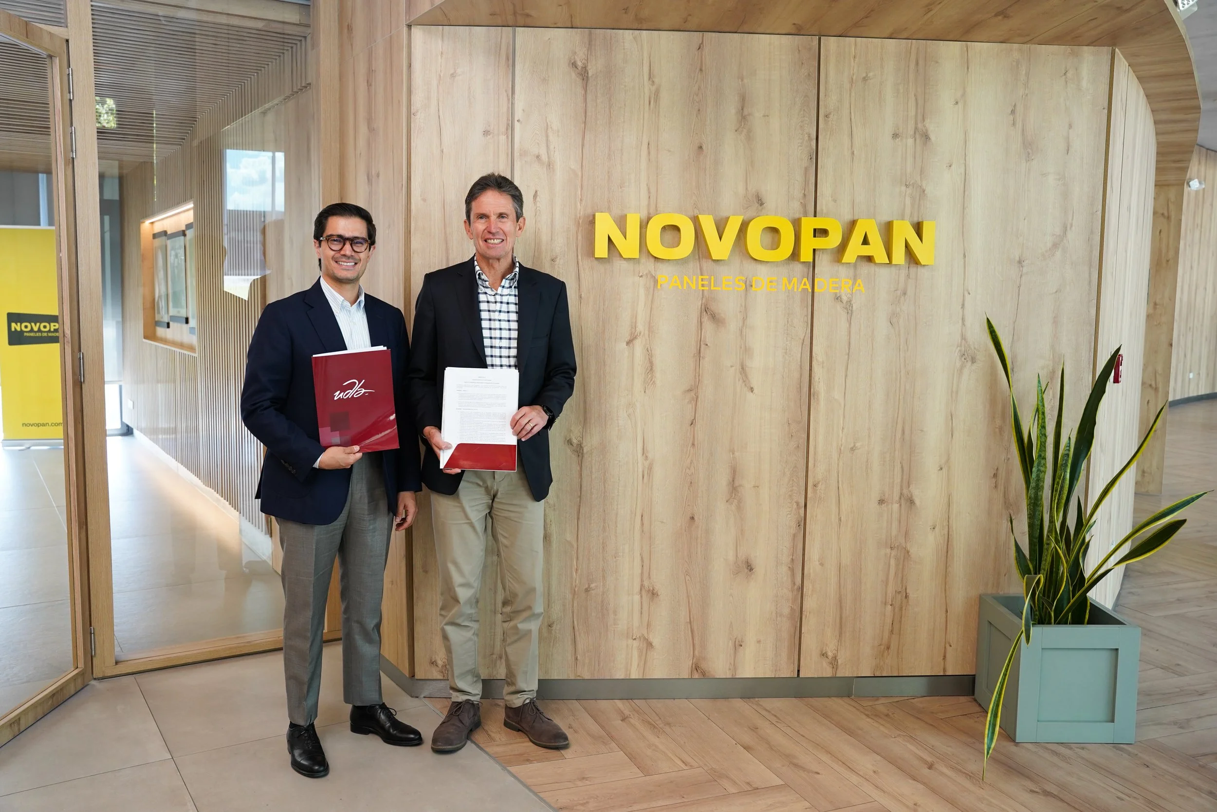 Novopan y la UDLA firman alianza para fortalecer la conexión entre academia e industria