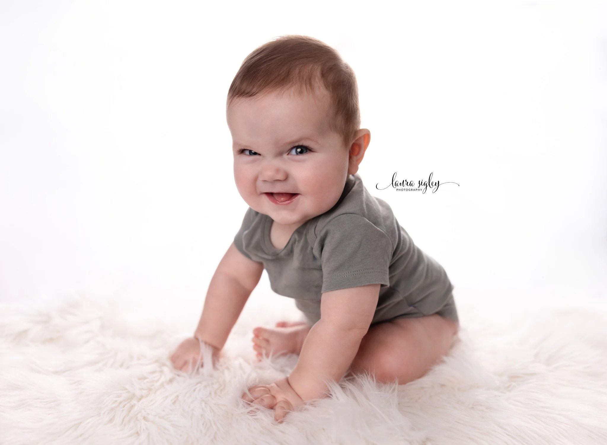 When you&rsquo;re 10 months old and already have more facial expressions than most adults 🤣 This little ham kept us giggling the entire session!