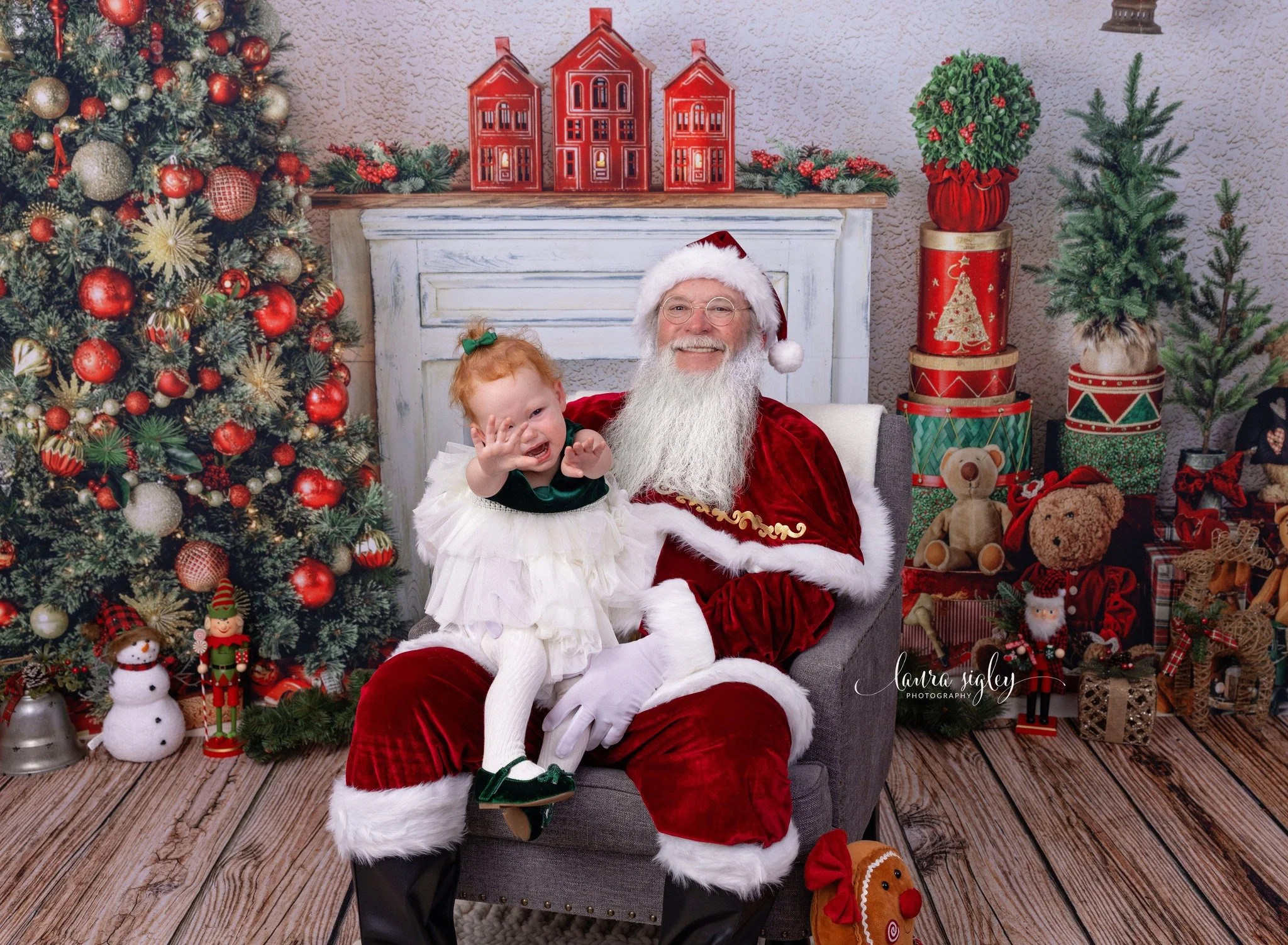 Santa sessions went off without a hitch! 😂

#santaclaus #santablooper #screamingtoddler