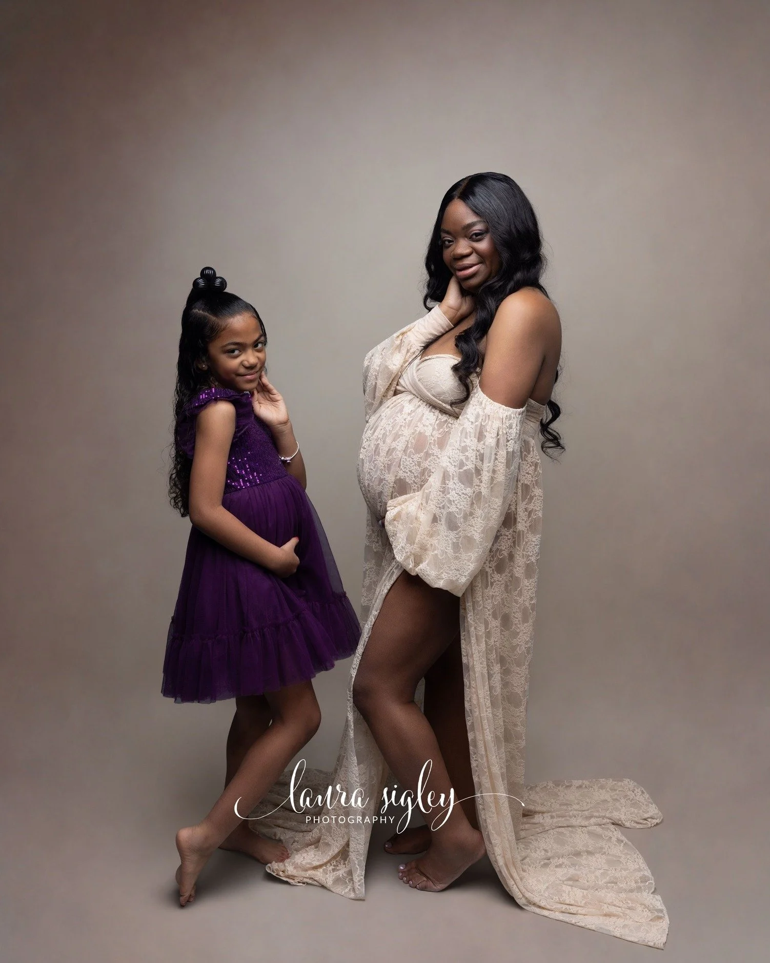While I was posing mom, I looked over to see her daughter mimicking her every move.  Of course I had to photograph that!

Hair and makeup by the sweetest @hairby_joleen