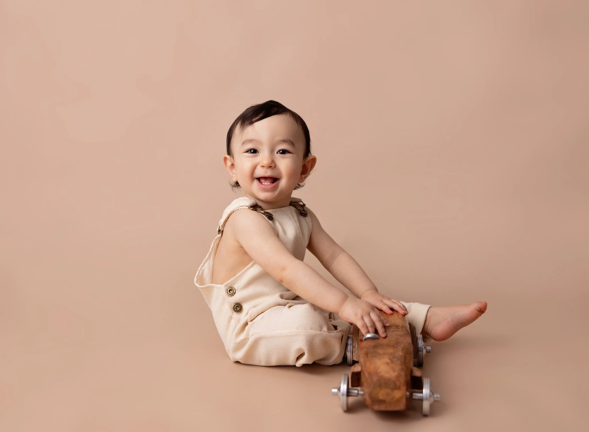One whole year of busy boy energy. 🧸

From the moment he arrived, he was on the move. Super curious, expressive, and full of personality in every frame. We captured it all&hellip; from classic milestone portraits to the sweetest (and messiest!) cake