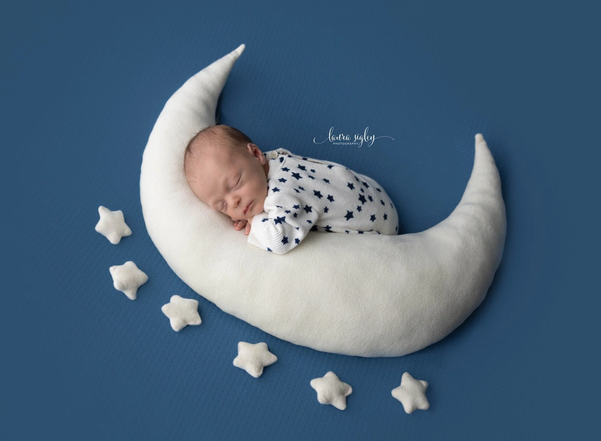 &ldquo;Every good and perfect gift is from above&hellip;&rdquo; 

And this tiny boy is a beautiful reminder of that truth. 🌙

#NewbornPhotos #NewbornPortraits #StudioNewbornSession 
#FineArtNewbornPhotography #SoftAndSimple #NewbornLove 
#NorthPortF