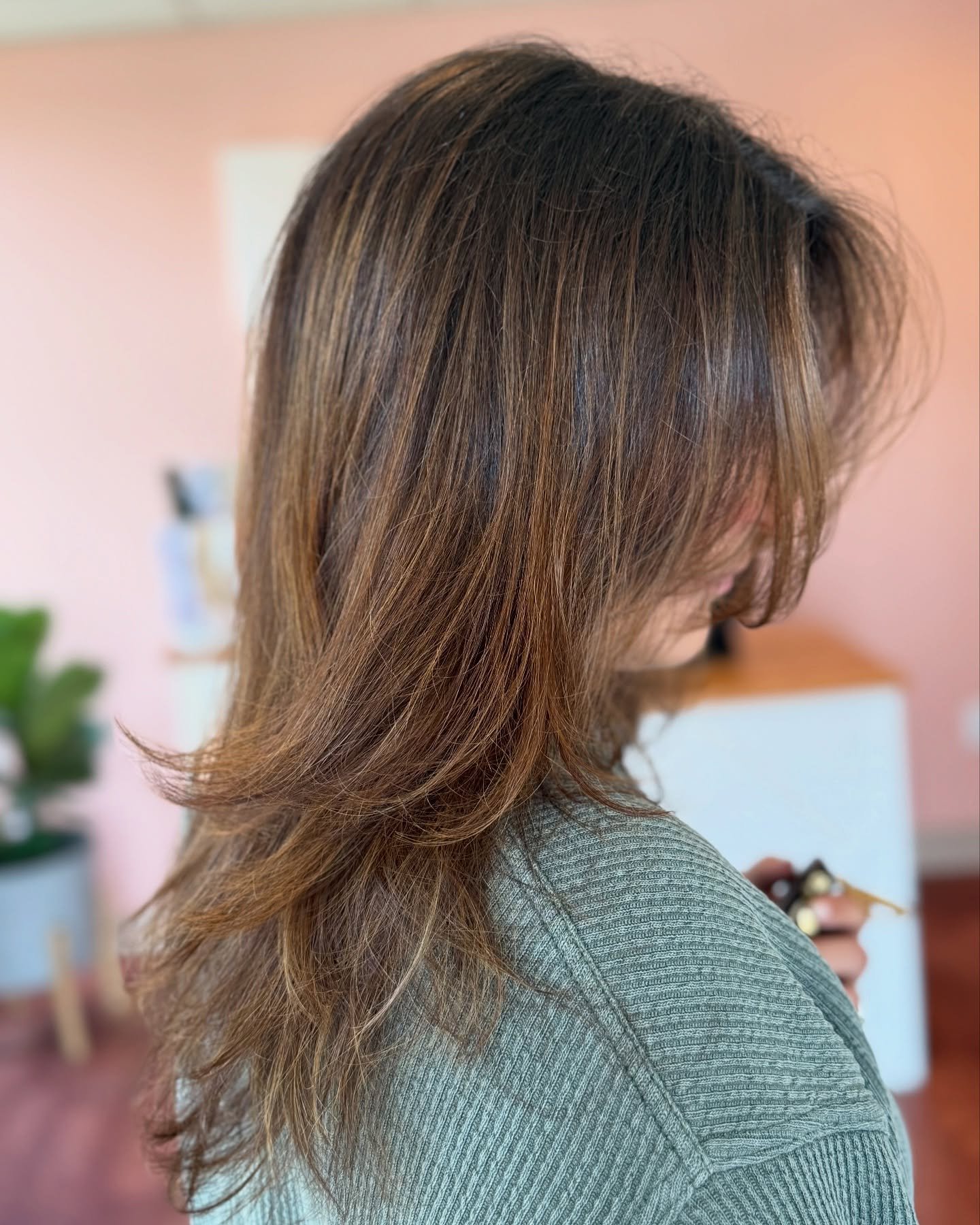 Blended dimensional color and a fresh layered cut by @cassidy.steinour ✨ 

Ready to book your summer hair? ☀️🍉🌴🕶️ Reach out today, our books are filling up fast! 

#hair #hairtransformation #hairlove #behindthechair #modernsalon #salon #hairgoals 