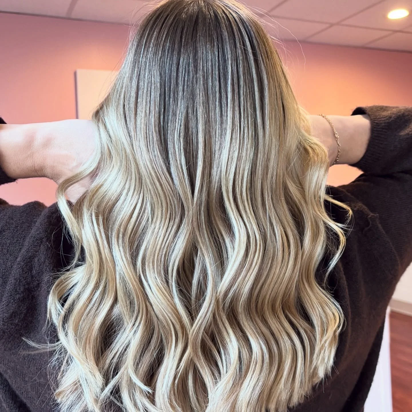 Autumn is out here creating the best dimensional blonde hair 😍 @styledxautumn 

#hairlove #blondehair #salonlife #modernsalon #chambersburgpa