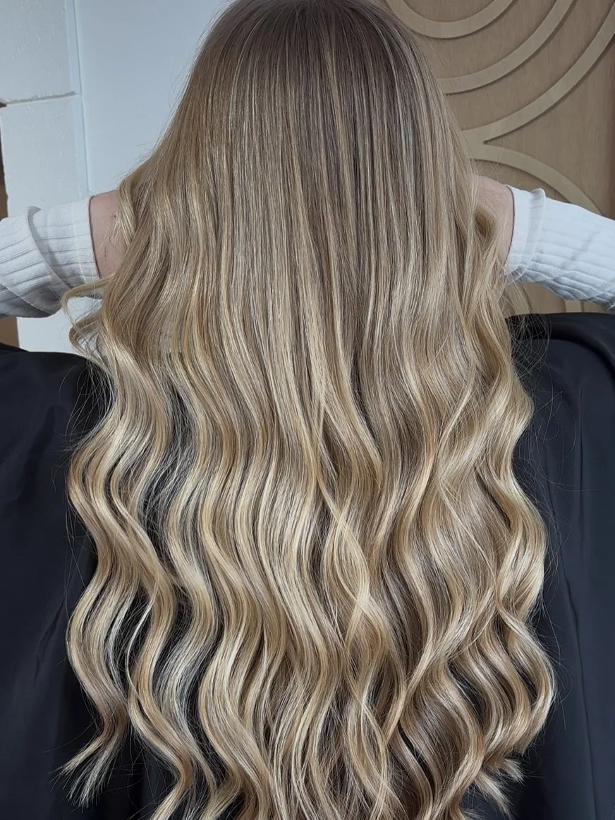 Soft dimension, seamless blend, &amp; effortless glow✨ 

Blended to perfection by @styledxautumn 

Are you thinking about your summer blonde? Because so are we! ☀️🍉🌴

Our schedules are open and ready for you! Book your visit now by visiting our web
