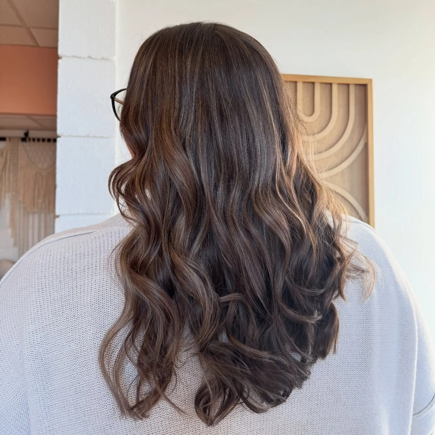 Lived-in caramel dimension, but make it seamless💕 

This brunette glow-up by Julia is all about soft blend &amp; rich depth. 

Let&rsquo;s give it up for @hairbyjuliagrace 👏🏻👏🏻

#chambersburg #chambersburgpa #modernsalon #brunettebalayage #salon