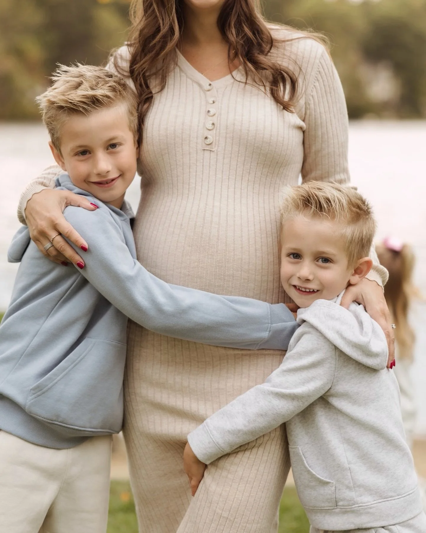 My advice? Include a donut picnic in your next family session. 

#blinkphotographynh #nhmaternityphotographer #mamaternityphotographer #plaistowphotographer