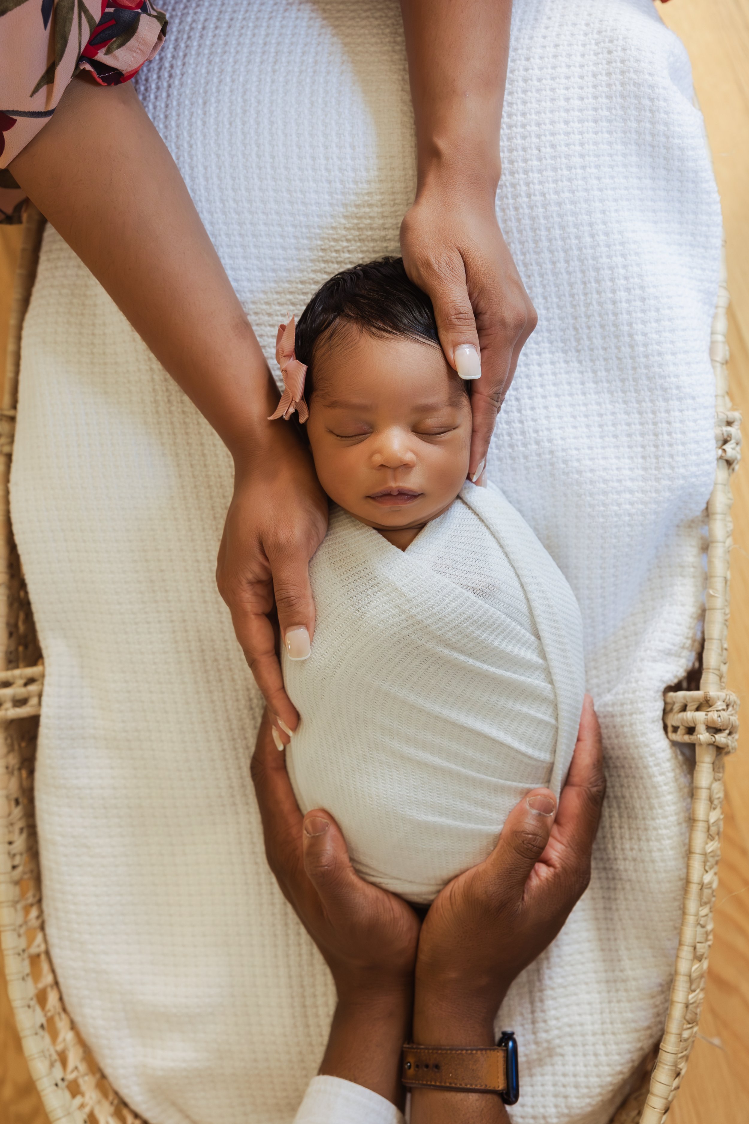 Should You Do Hospital Photos or Wait? A Parent's Guide to Fresh 48 vs. Home Sessions