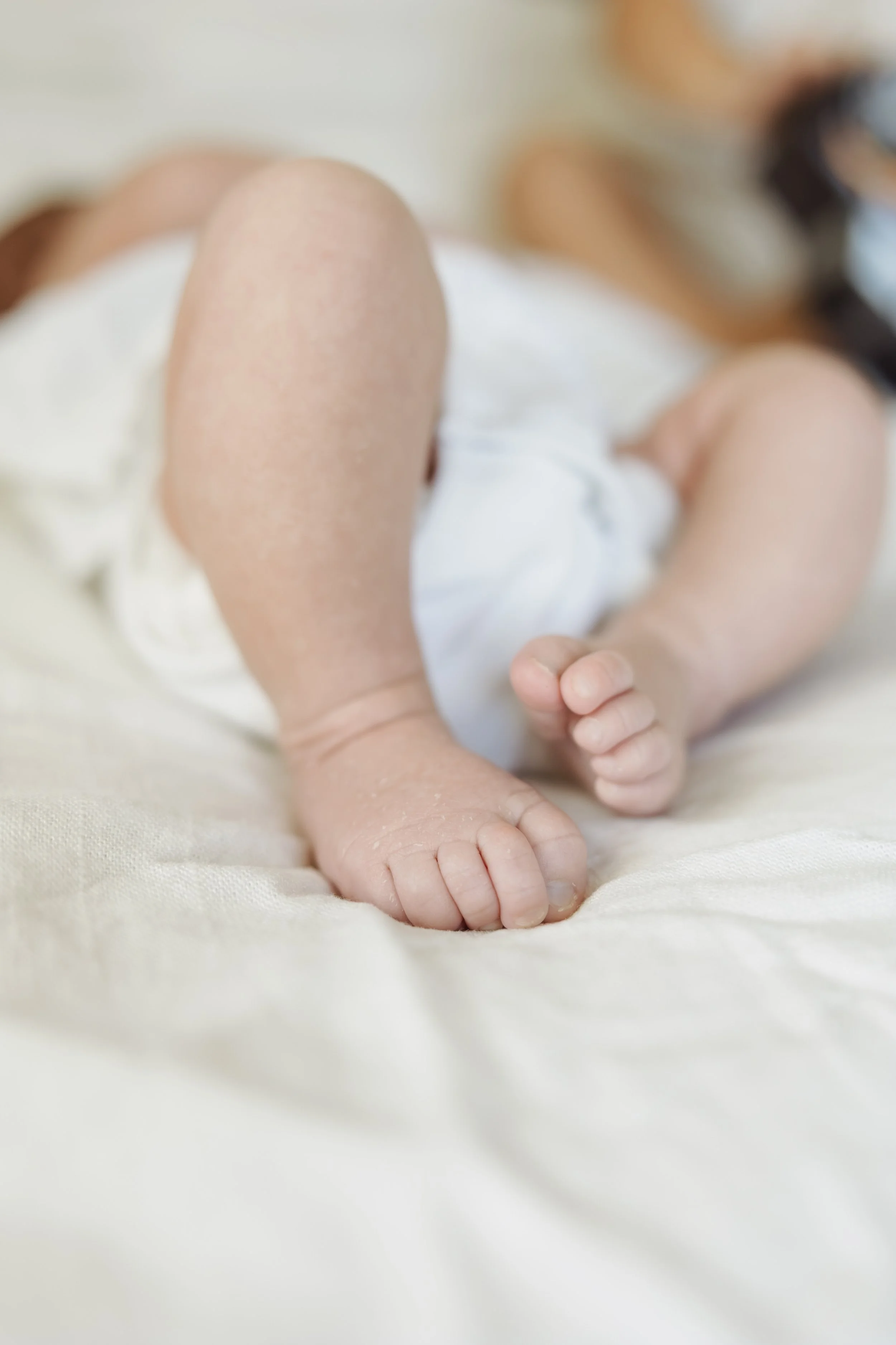 southern New Hampshire newborn photographer captures detail shot of older newborn baby's feet