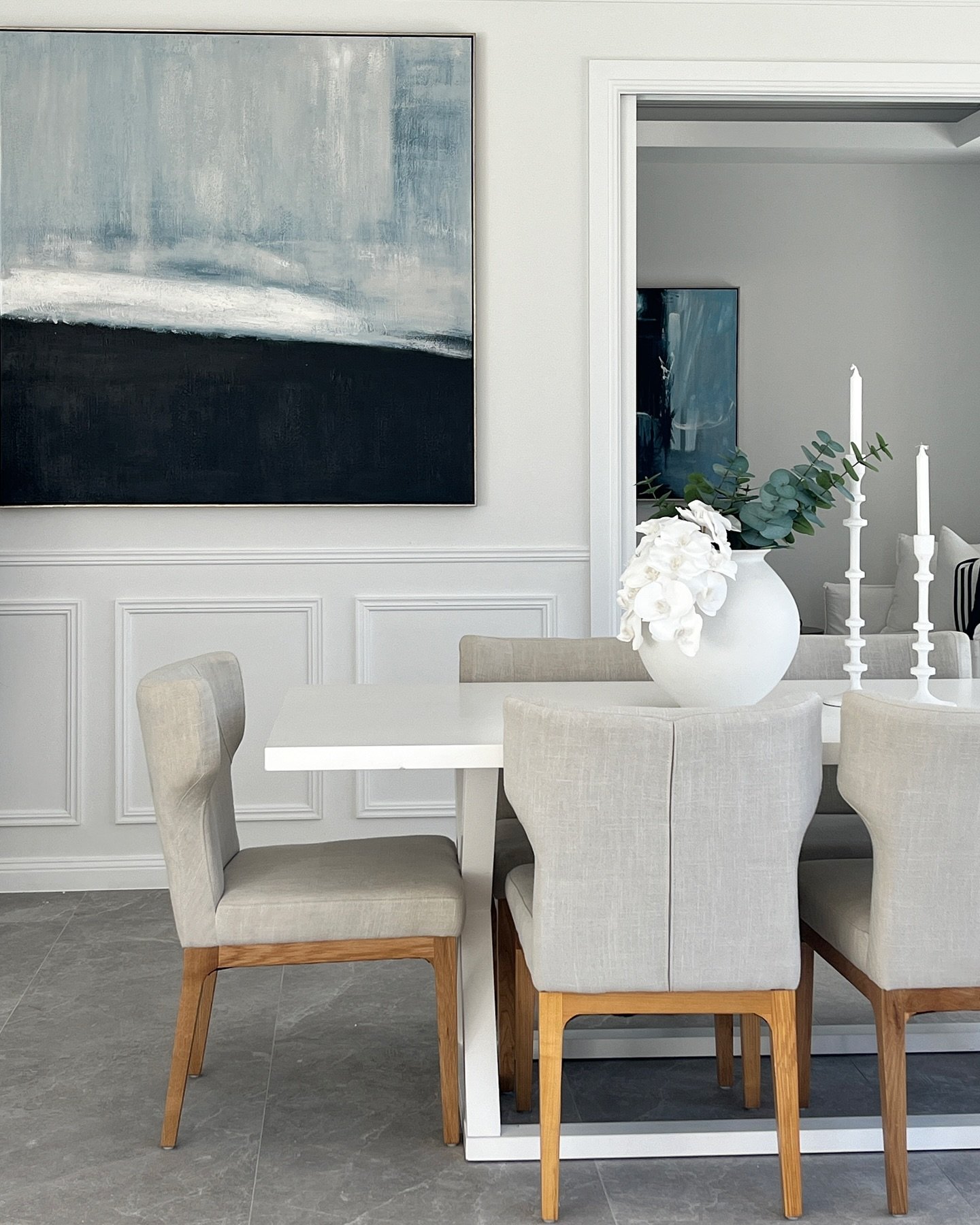 Dining in white 🤍 
How gorgeous is this statement artwork from @cafelightingandliving 

#kininteriors #sydneystyling #sydneypropertystyling #sydneystylist #propertystyling #propertystylingsydney #propertystyling #sydneyproperties