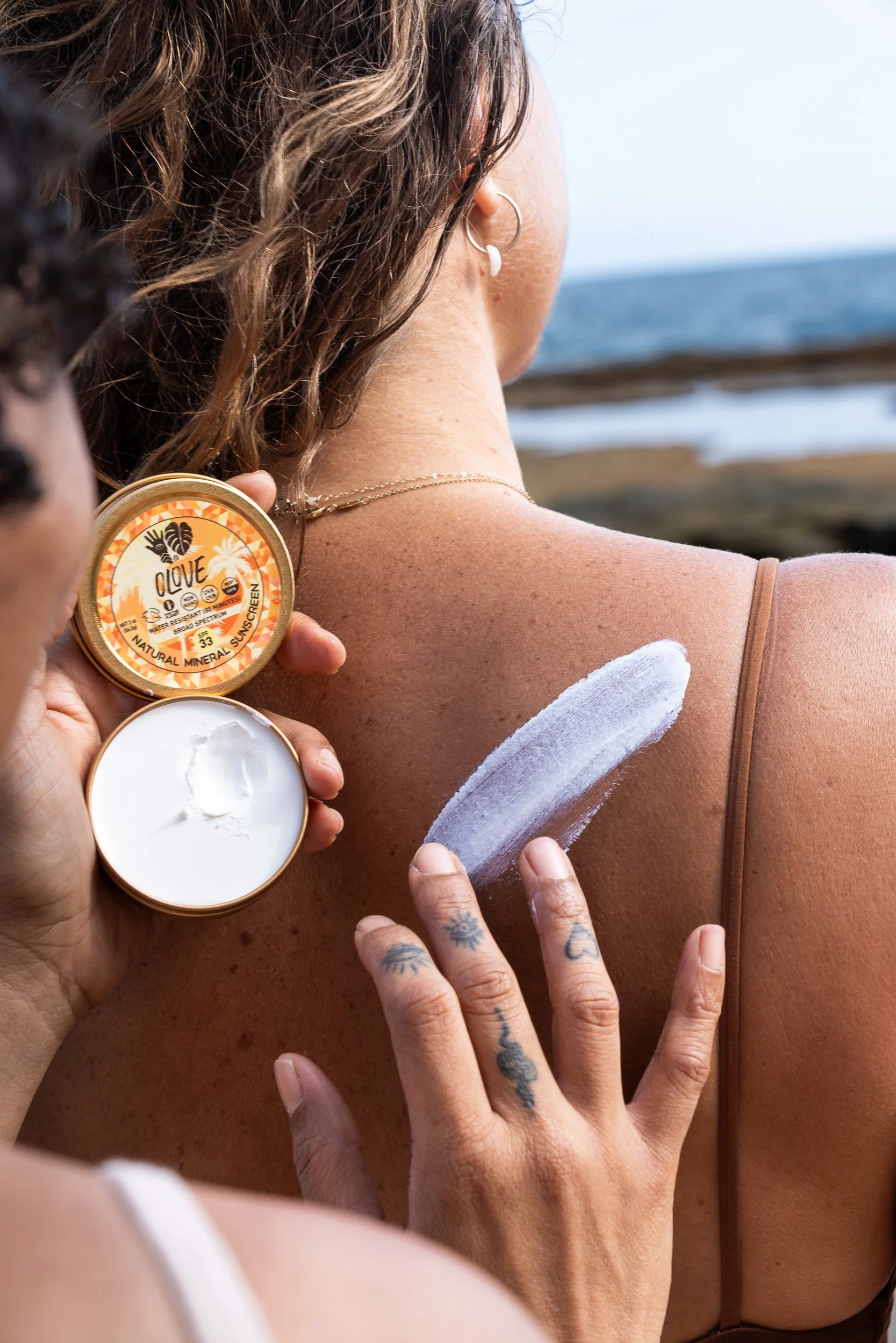 olove-clean-skincare-lifestyle-campaign-sunscreen-application-back-detail-ashgerlcreative-05.jpg