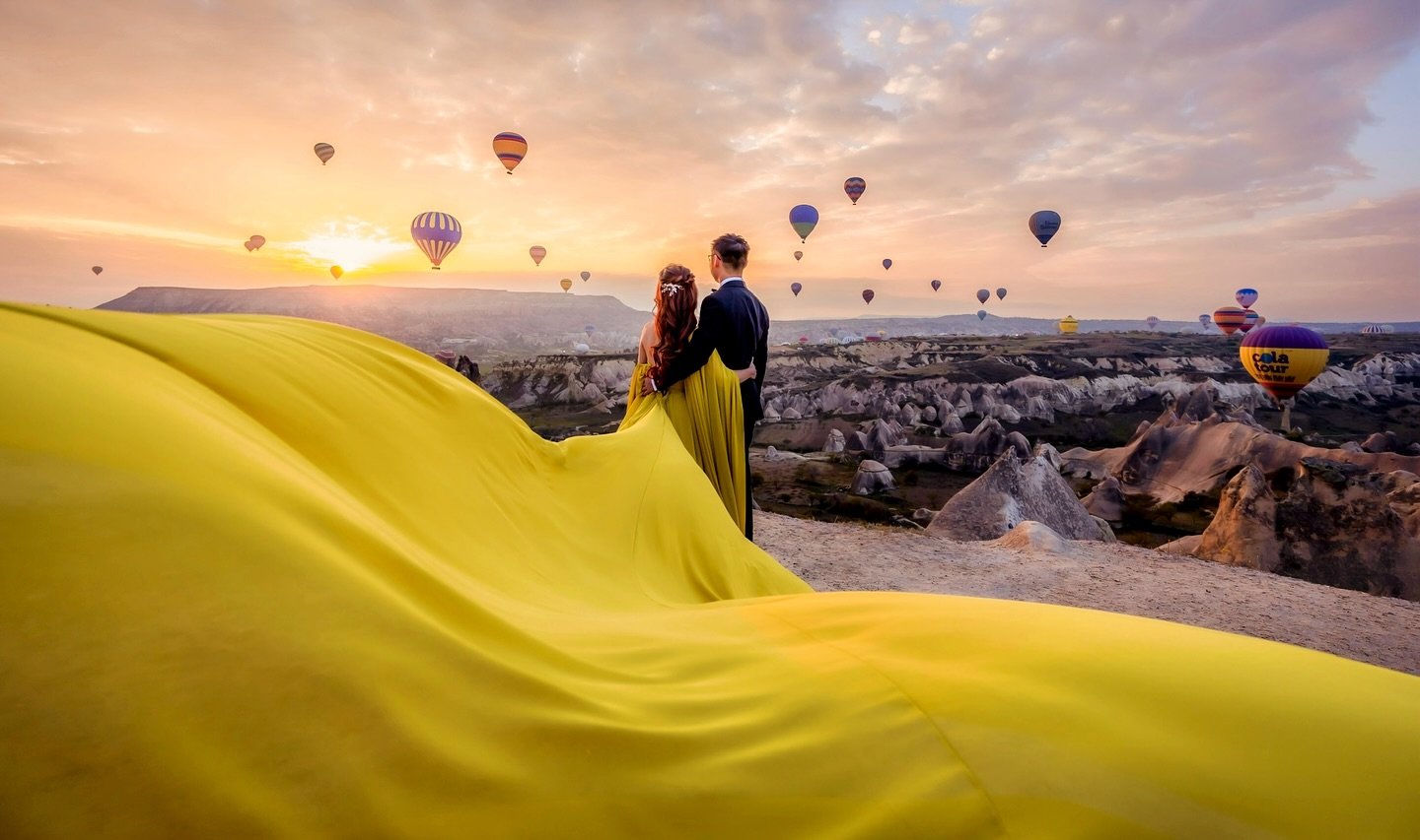 Hey friends, guess where I am right now? Cappadocia! 🇹🇷 The sight of the hot air balloons floating in the sky against the stunning backdrop is absolutely breathtaking. It feels like a dream come true to witness this magical morning scene! Have you 